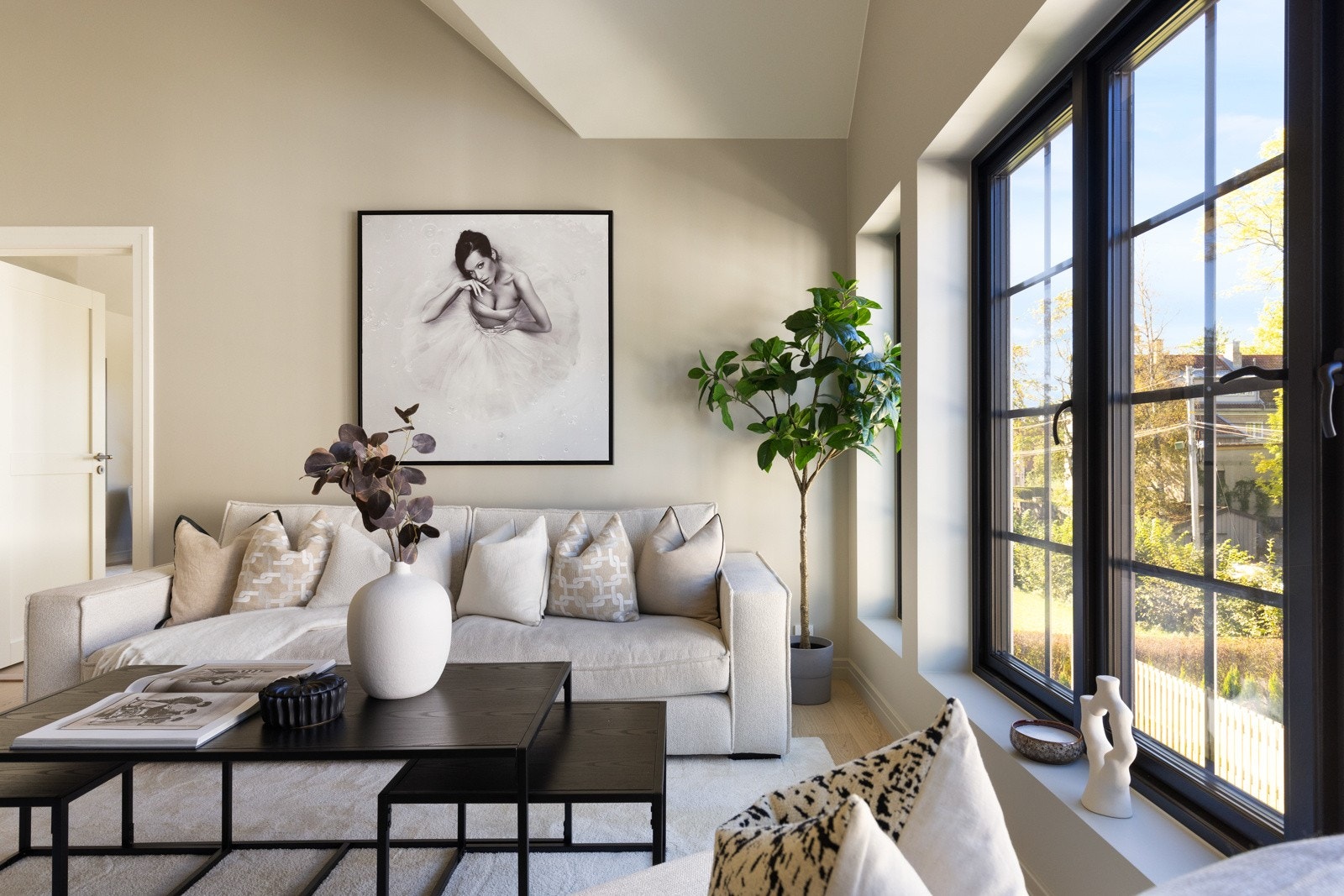 Store vindusflater slipper inn godt med naturlig lys Galleribilde