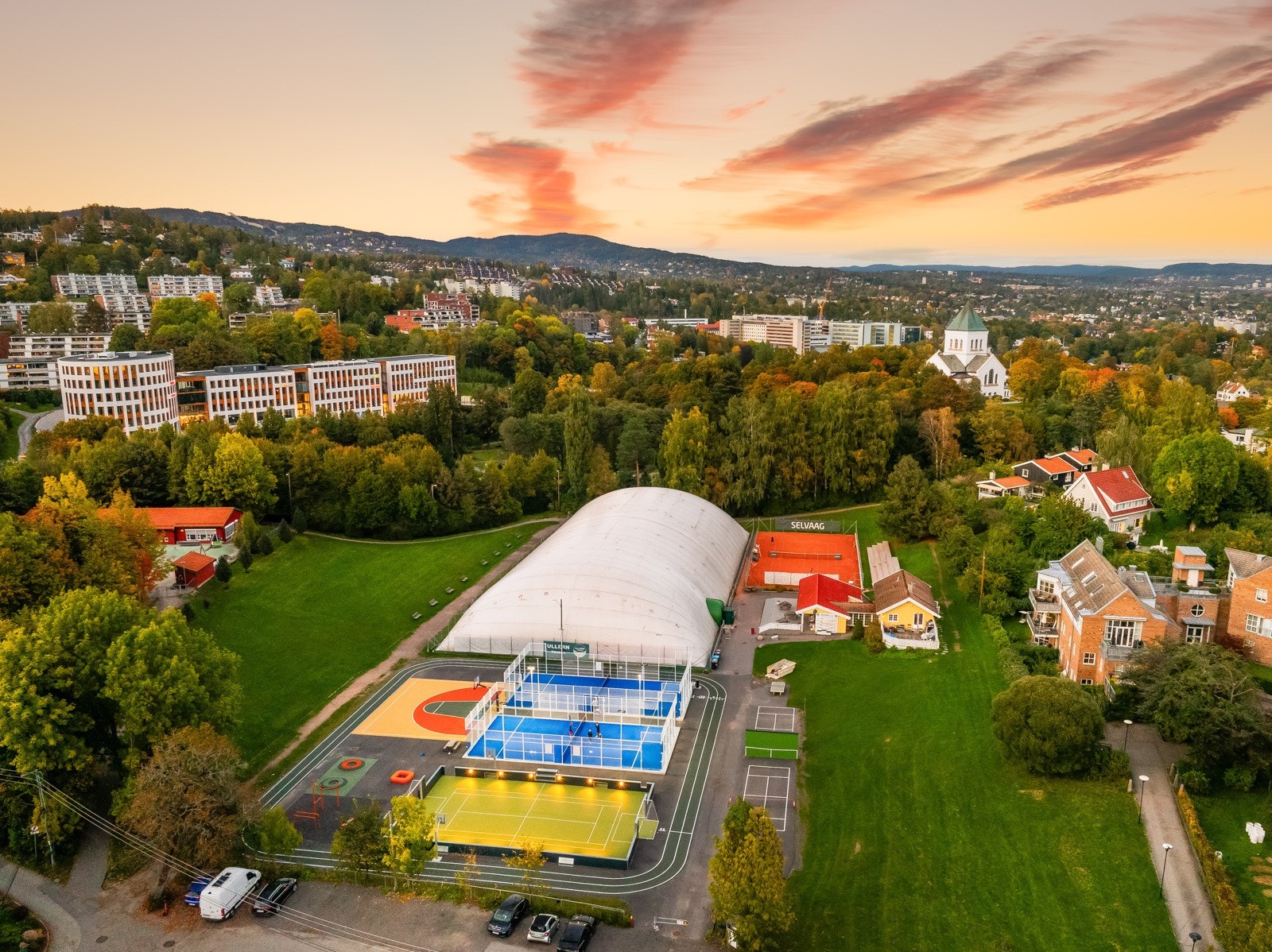 Ullern Tennisklubb har nylig ferdigstilt et prosjekt og har oppført diverse nærmiljøanlegg for Ullern tennisklubb - Padeltennisbane, ballbinge, basketbane, løpebane og mindre apparater Galleribilde