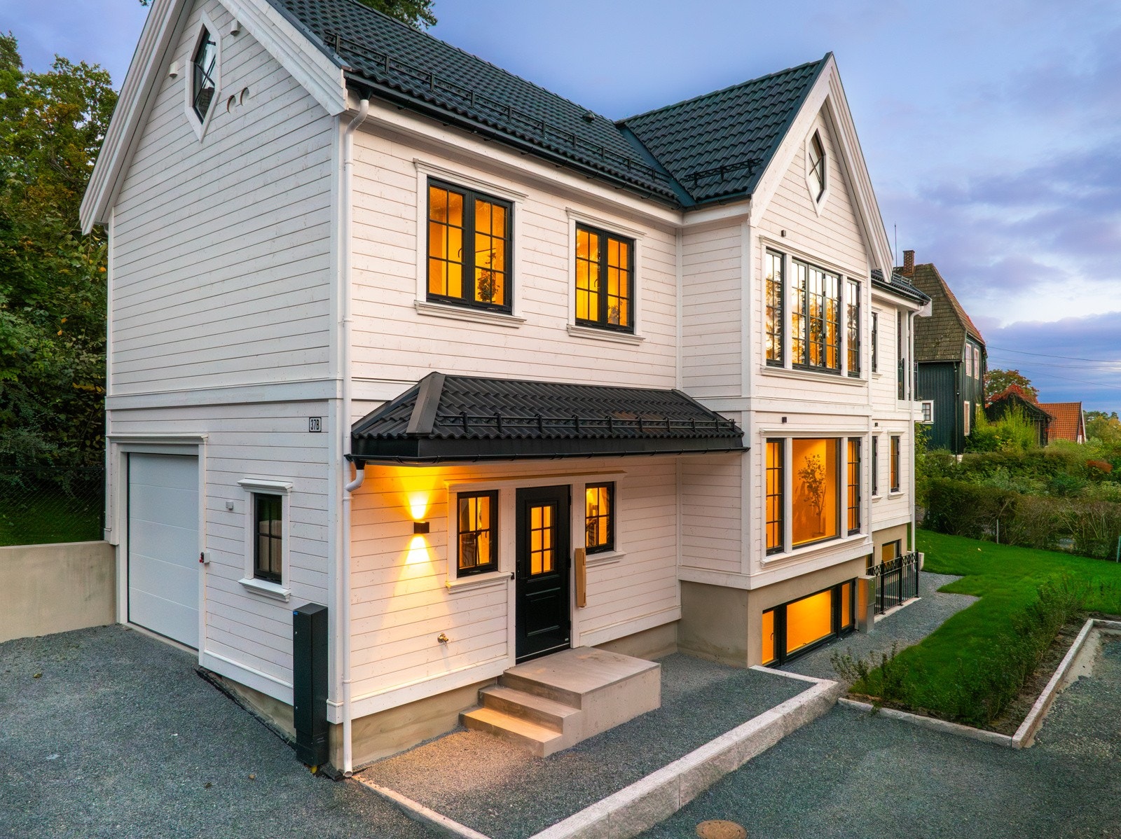 Boligen og dens utforming har vektlagt moderne utførelse med klassisk utforming som glir godt inn i nærmiljøet Galleribilde
