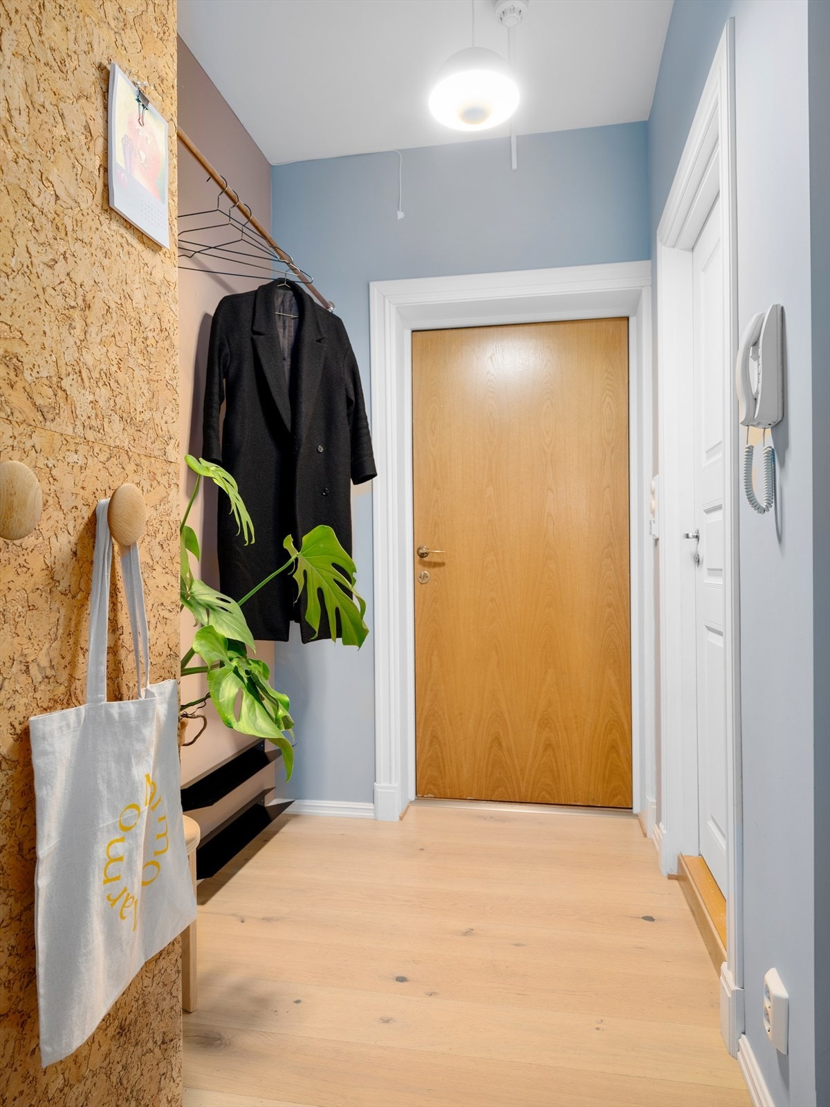 Entreen gir et godt førsteinntrykk av boligen. Her er det gode oppbevaringsmuligheter for yttertøy og sko. Det er også lagringssmuligheter i kjellerbod på ca. 2,9 m2 og loftsbod på ca. 3 m2 som leiligheten disponerer. Galleribilde