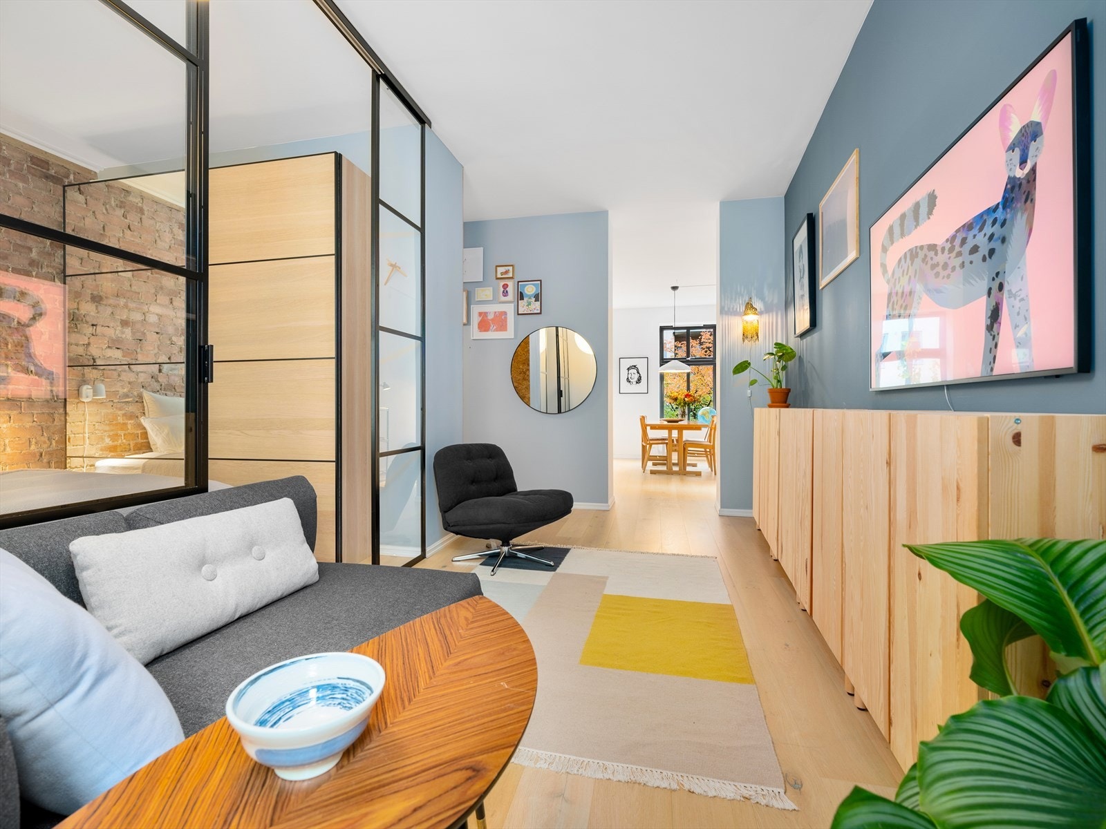 Leilighetens åpne planløsning skaper en god flyt mellom de ulike sonene. Galleribilde