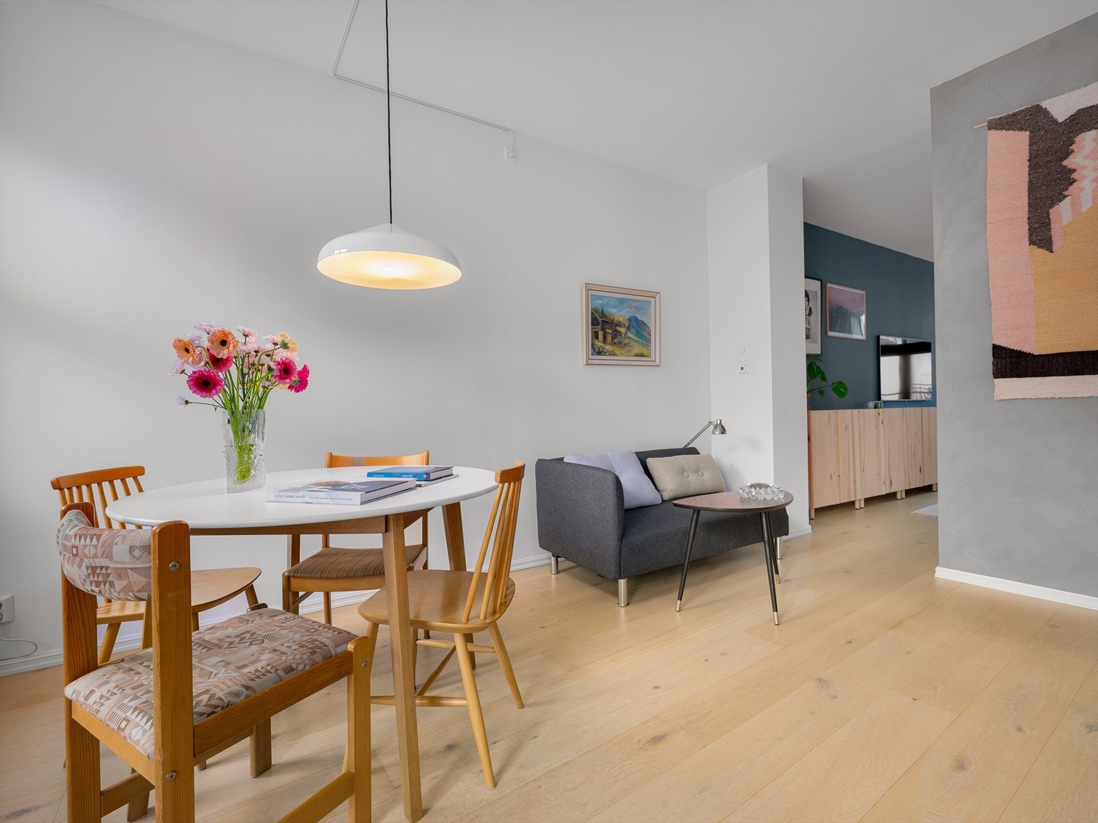 Nåværende eier har hatt en åpen og sosial kjøkken- og stueløsning. Galleribilde