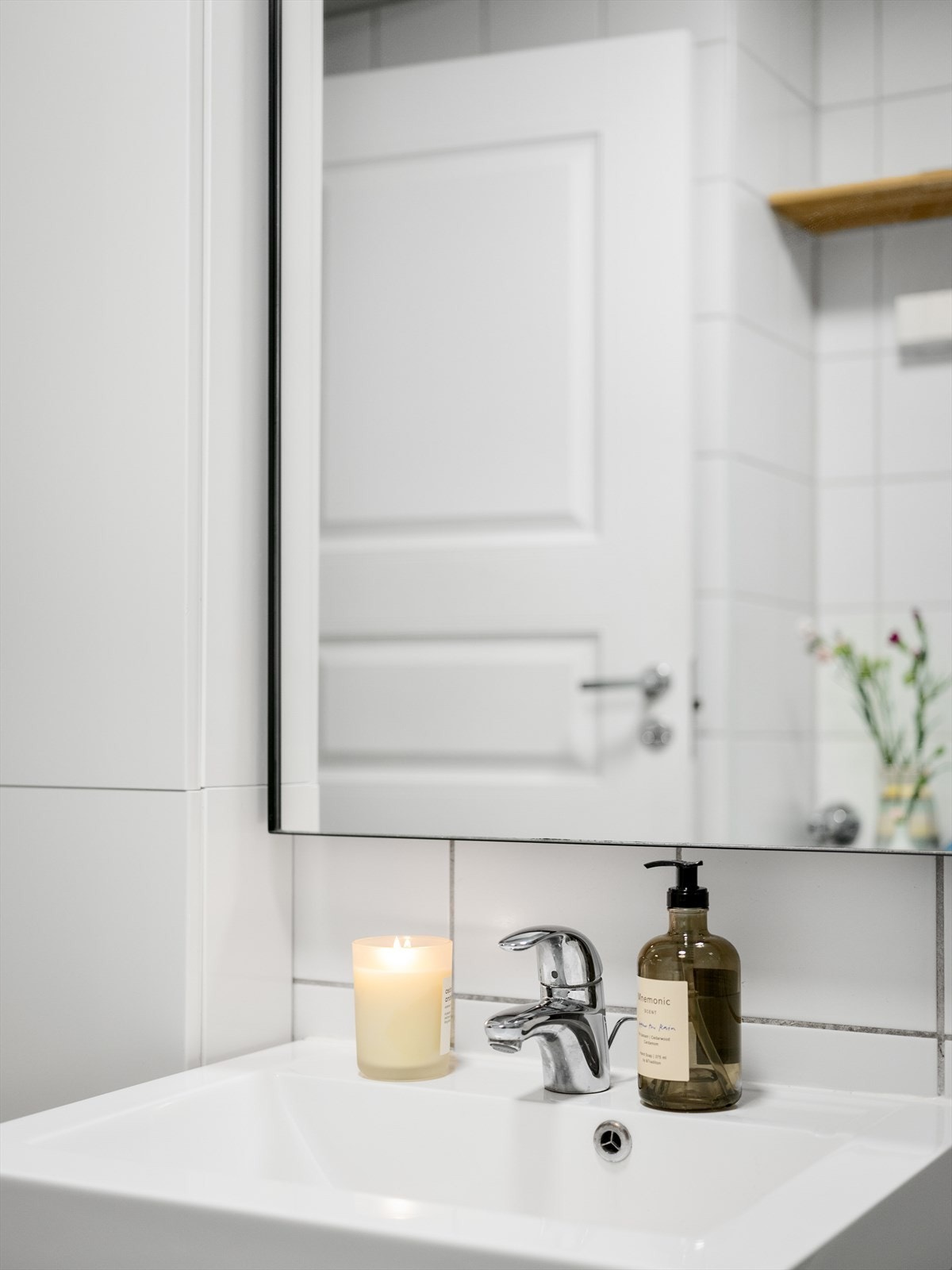 Stort speil og smart lagring i ekstra skapinnredning. Galleribilde