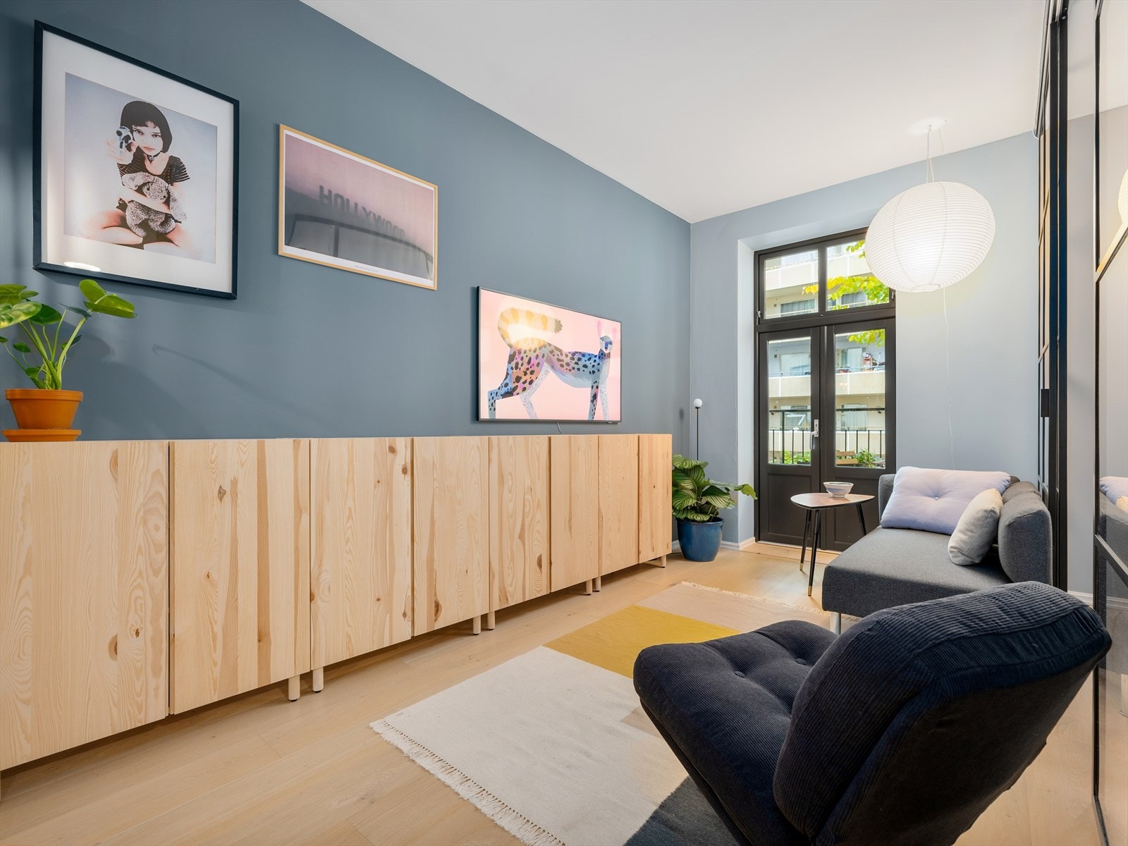 Det er rikelig med oppbevaringsplass i praktiske veggskap. Galleribilde