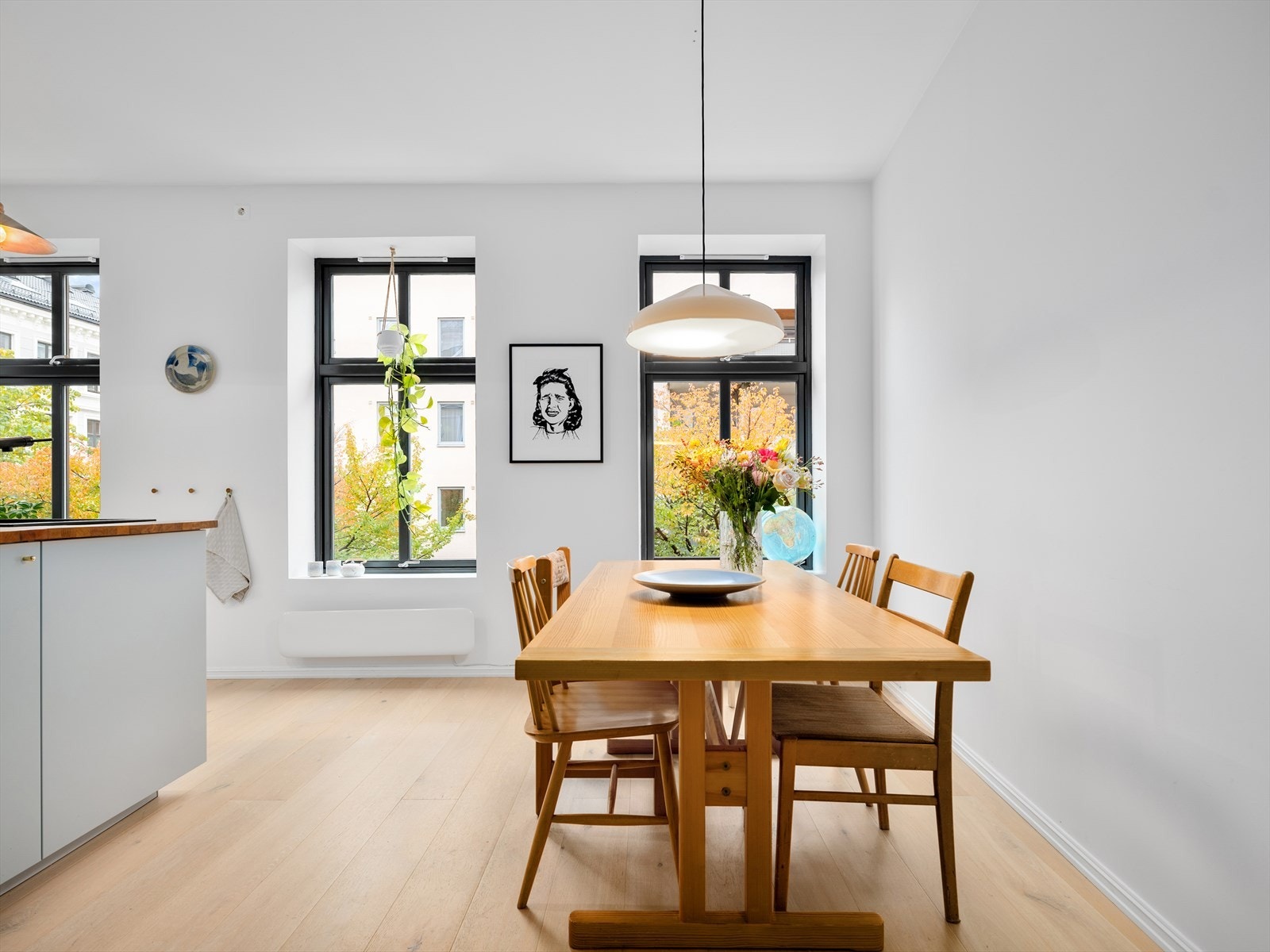 "Her har jeg hatt mange deilige middagsbesøk der åpenheten på kjøkkenet har gitt tilstedeværelse sammen med gjestene selv når man lager mat". Galleribilde