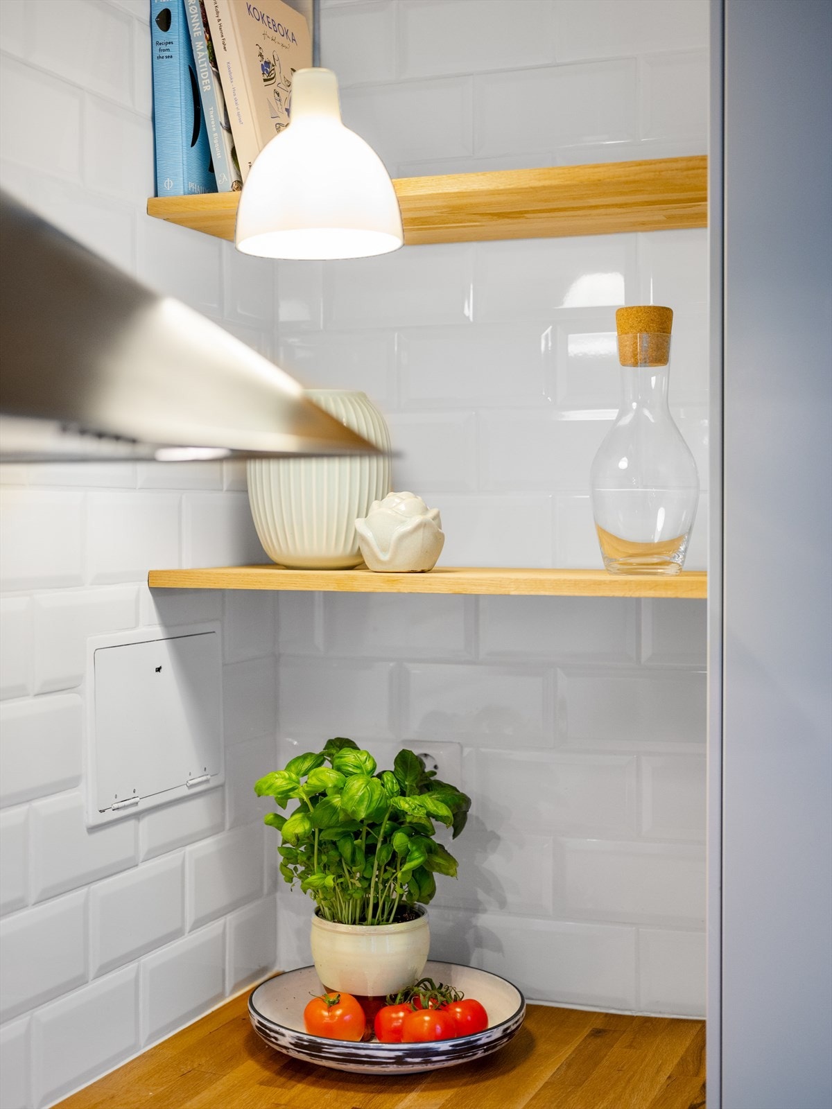 De fine eikehyllene er perfekt for kokebøker og småoppbevaring. Galleribilde