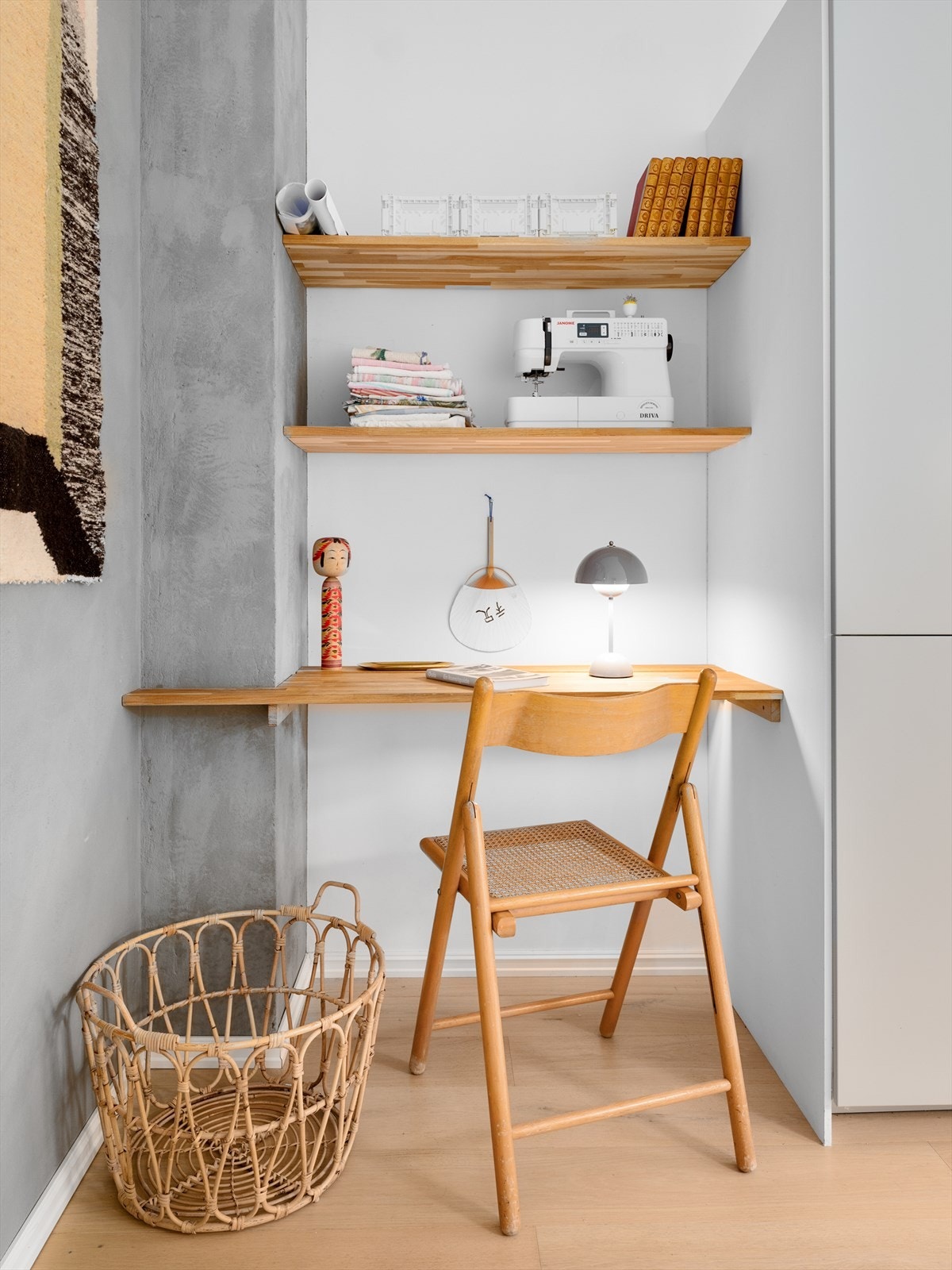 Det er også en praktisk, plassbygd hjemmekontor-løsning/hobbykrok/TV-benk. Galleribilde