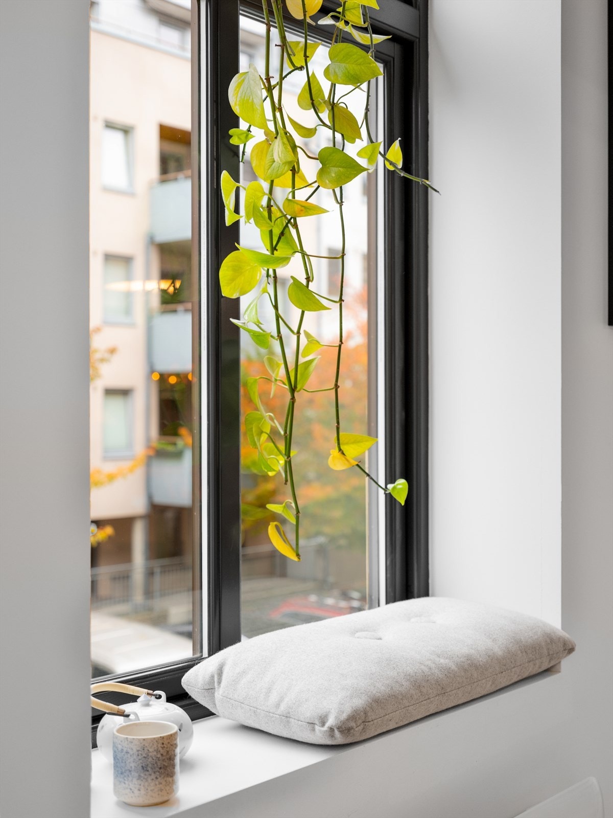 De brede vinduskarmene fungerer også utmerket som sitteplass når du har ekstra mange gjester på besøk! Galleribilde