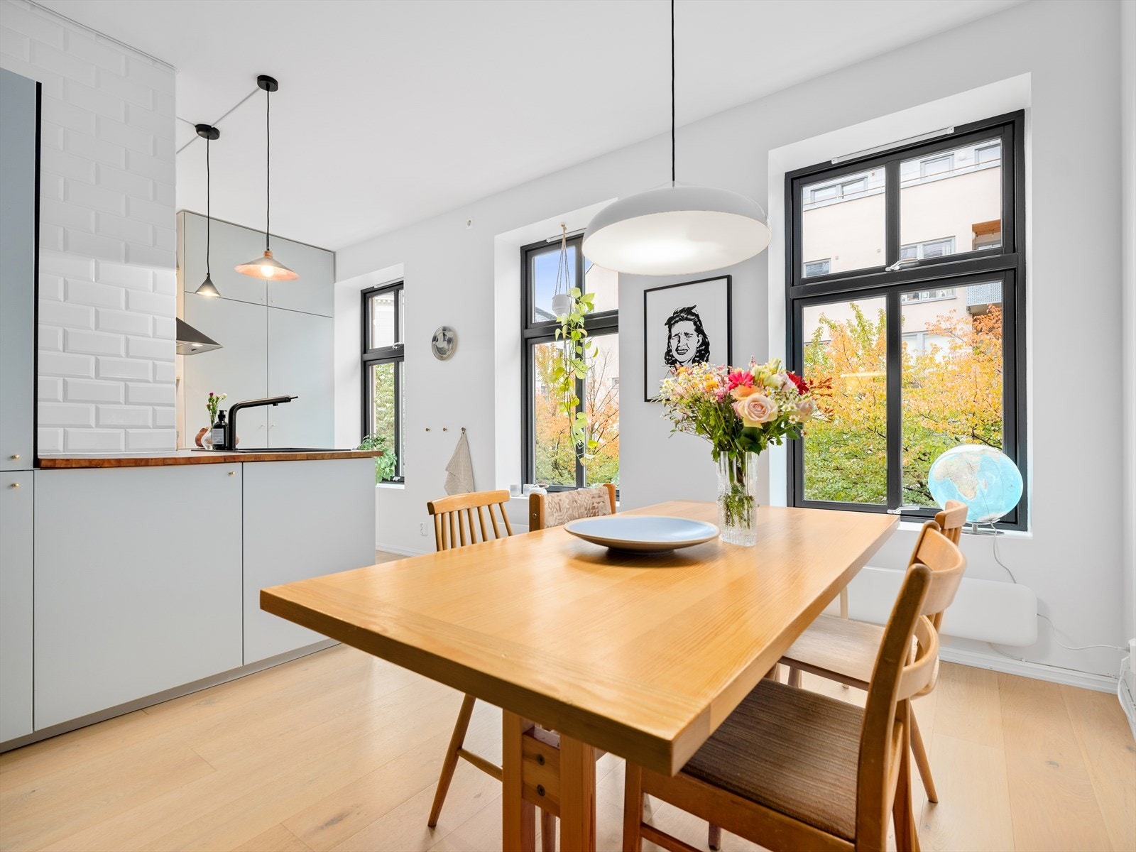 De tre store, flotte vinduene på rekke og rad gir godt med naturlig lysinnslipp, og utsikt til vakre trær i miljøgaten utenfor. Galleribilde