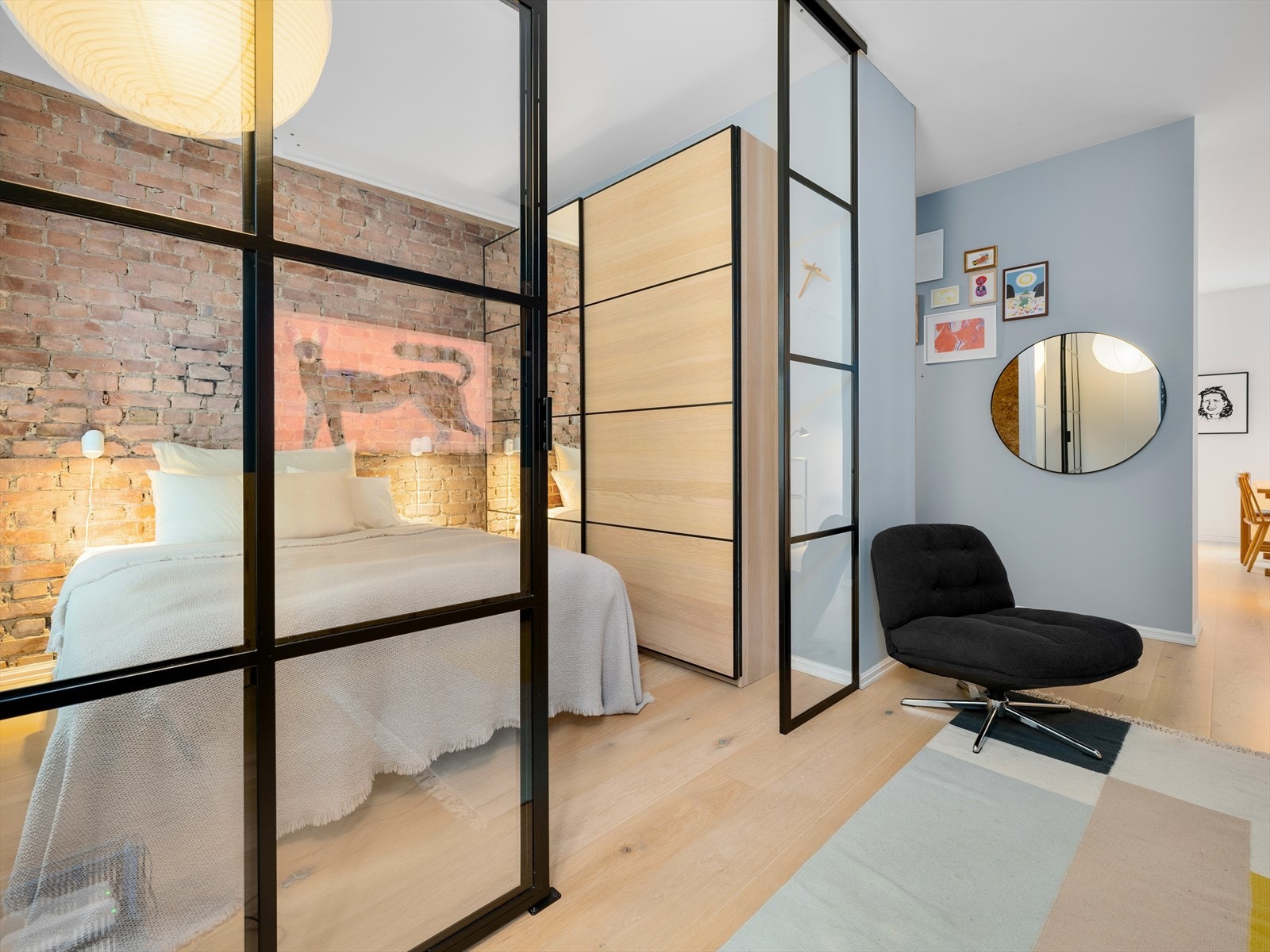 Her er det også gode oppbevaringsmuligheter i den store skyvedørsgarderoben. Galleribilde