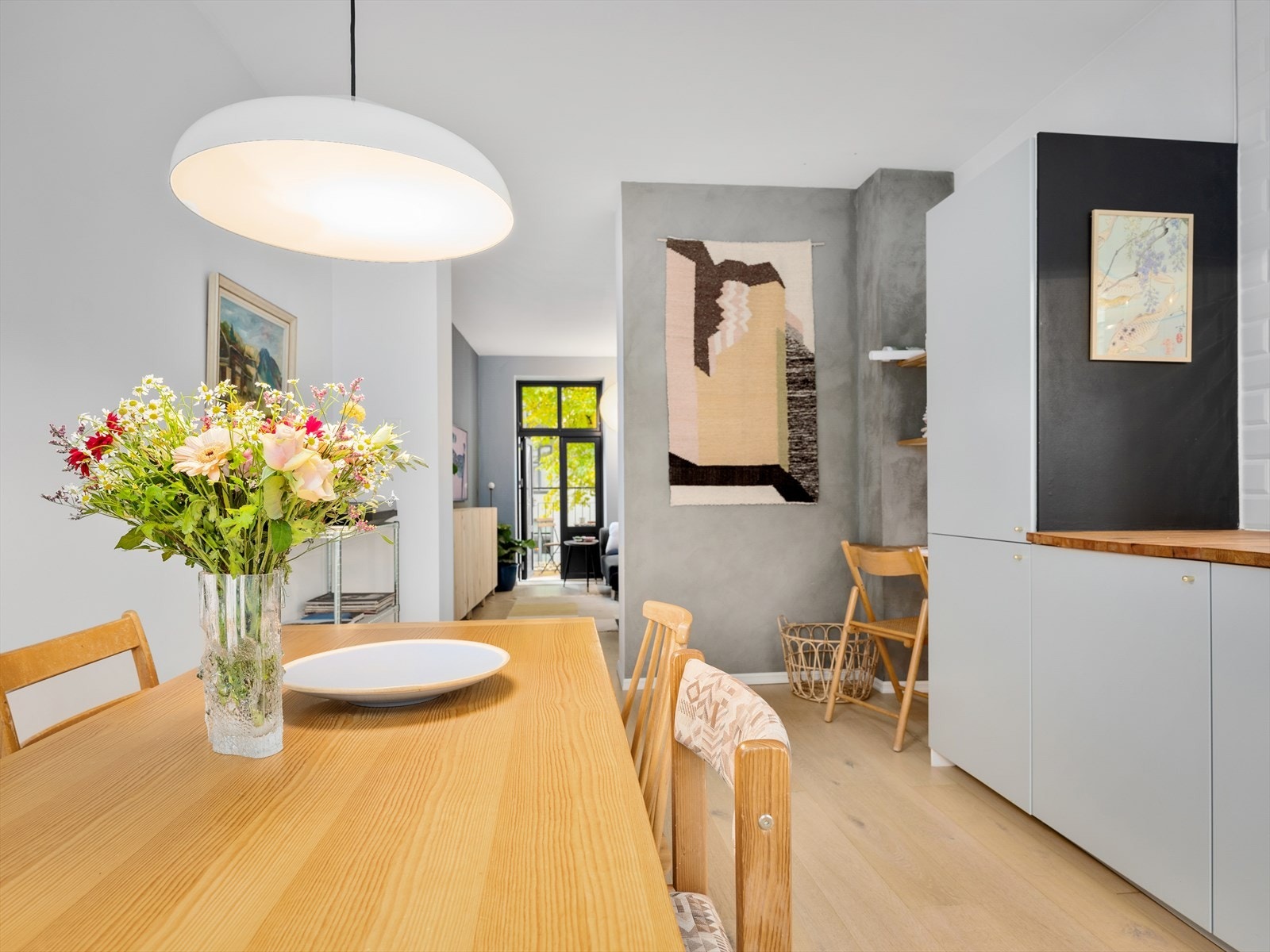 Den store åpningen mellom allrommene gjør leiligheten luftig og åpen. Galleribilde