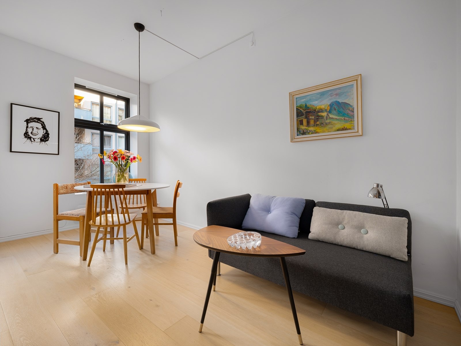 Spisebordet er plassert i nærheten av matlagingssonen og man får derfor to naturlige adskilte soner i rommet. Galleribilde