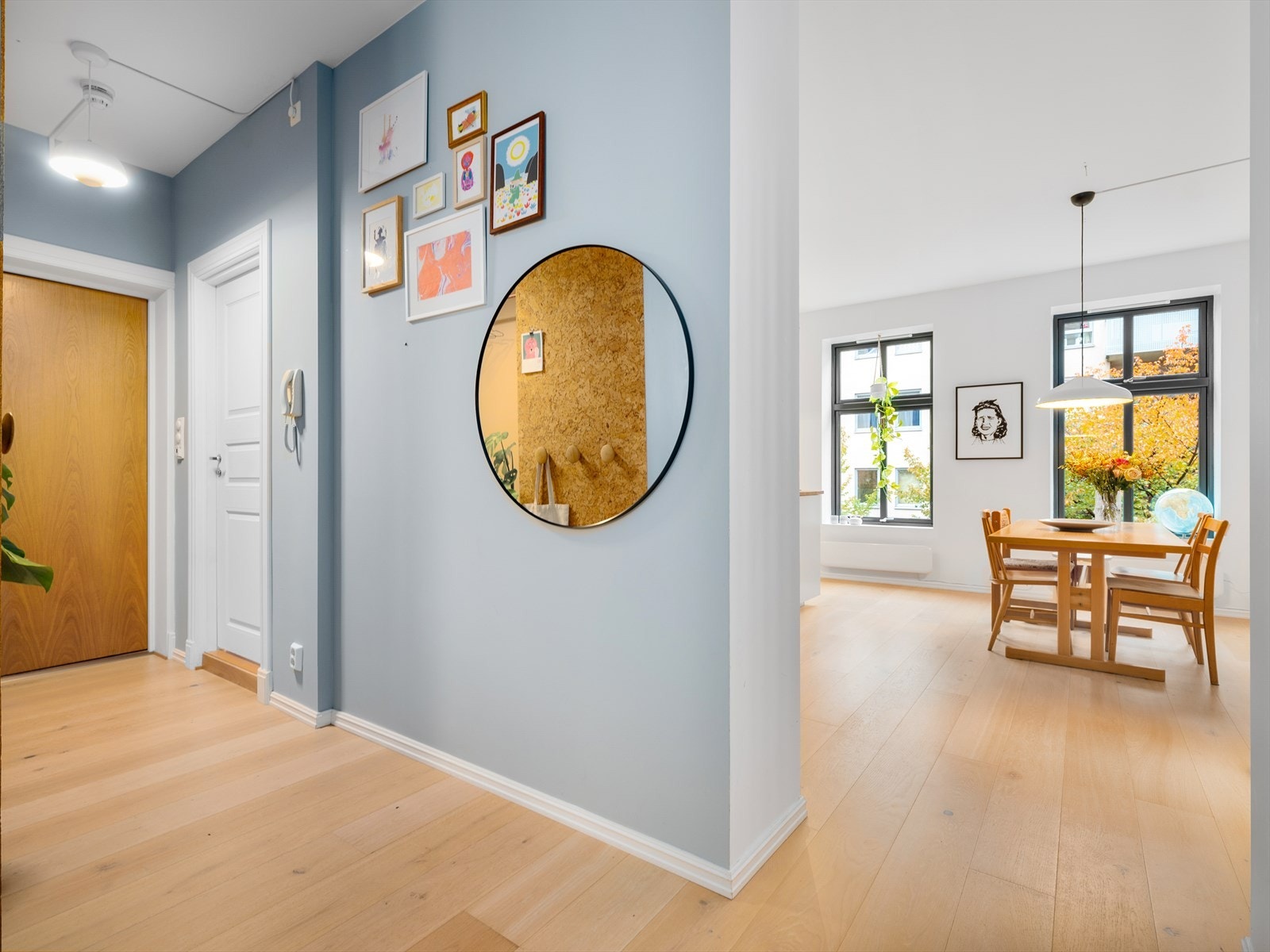 Leilighetens bad ligger lett tilgjengelig rett ved inngangsdøren. Galleribilde