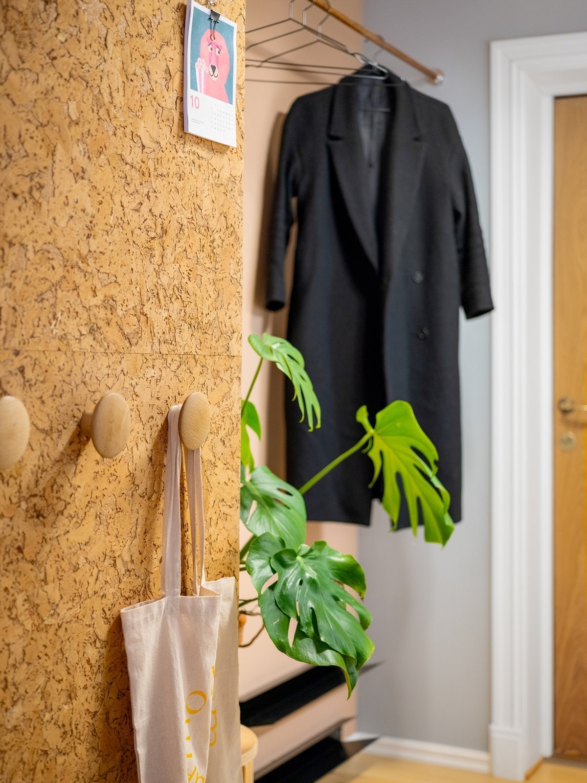 Den store korkveggen i gangen er en av flere detaljer som gir leiligheten et unikt og personlig uttrykk. Galleribilde