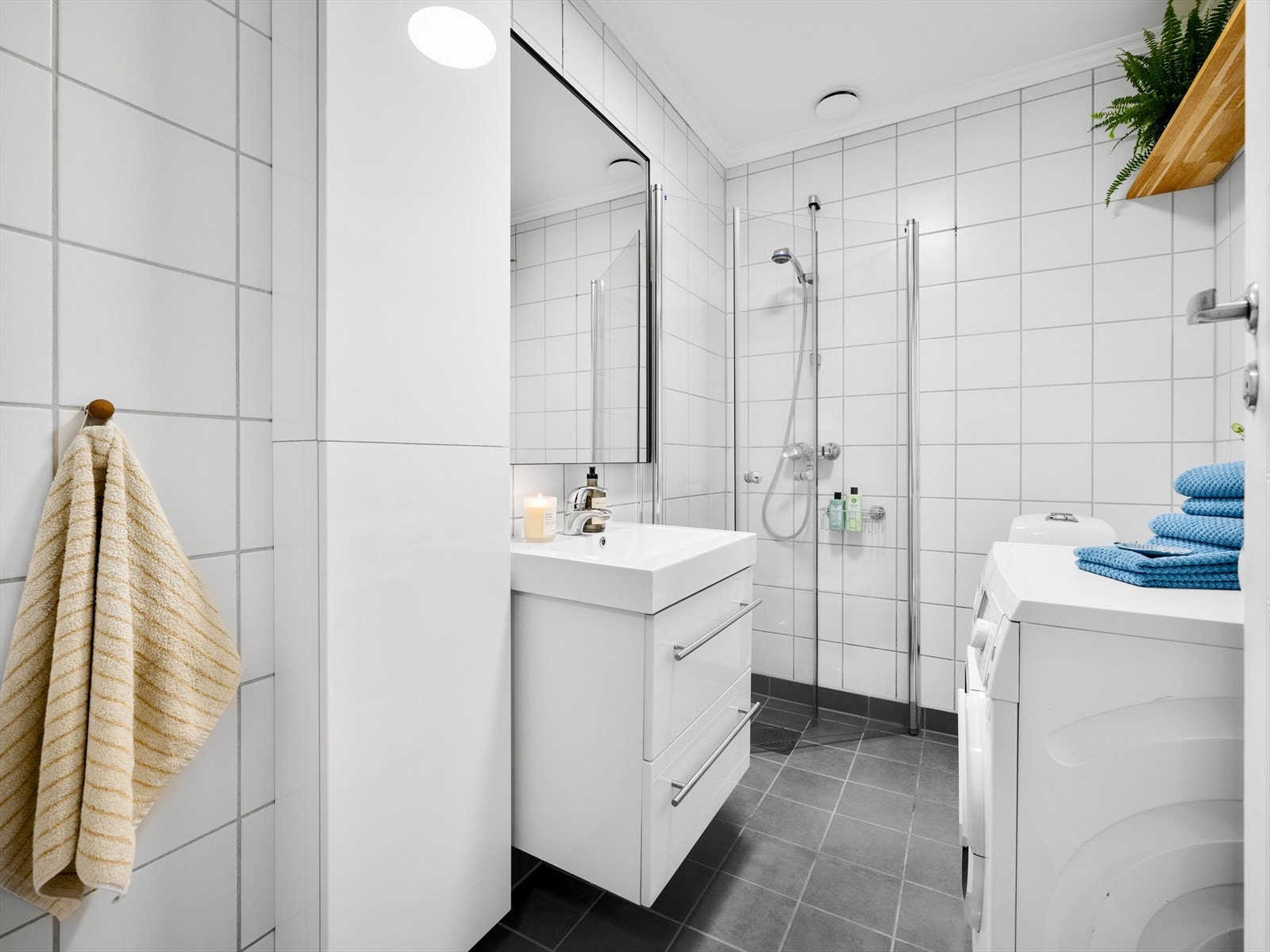 Badet har flislagte overflater i tidløse farger. Det ble rehabilitert i antatt 2003 med bl.a plast gulvsluk med klemring for foliemembran. Senere er gulvet oppgradert med nye varmekabler, påstøp på gulv og nye gulvfliser i 2021. Galleribilde