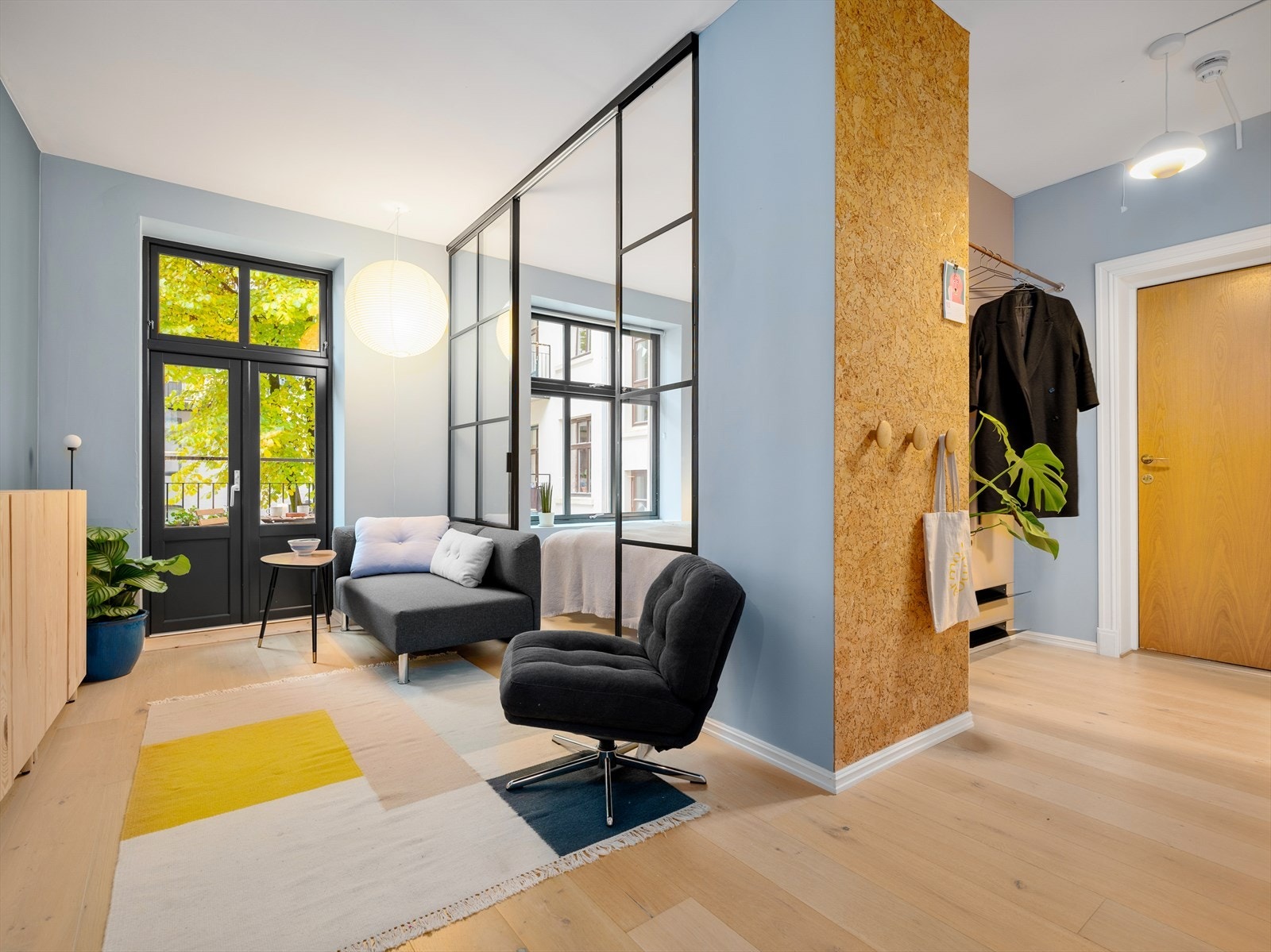 Den kan også enkelt gjøres om til en 3-roms ved å sette opp en lettvegg i denne delen som her vises innredet som en stue. Galleribilde