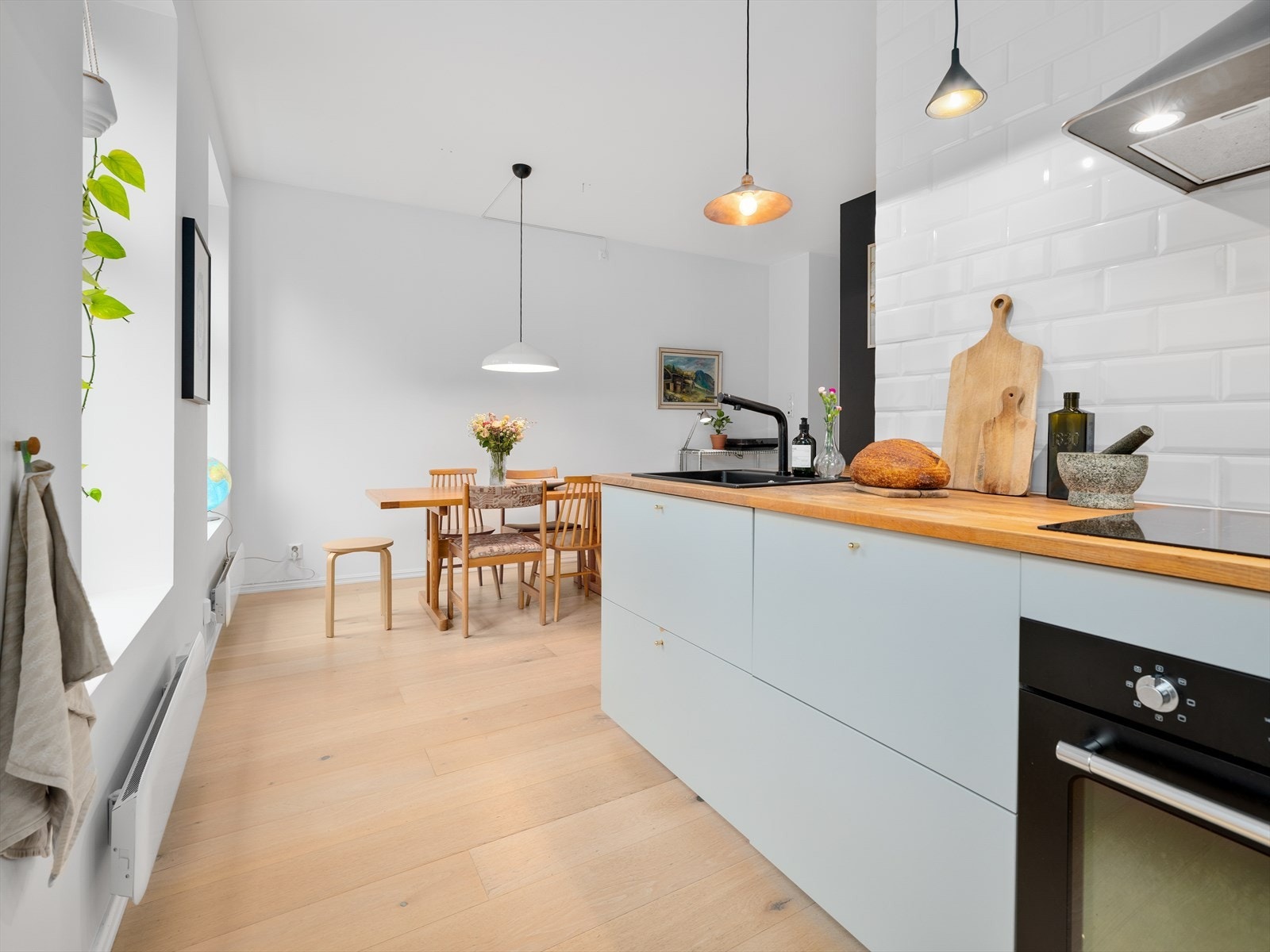 Integrert komfyr med induksjon platetopp, oppvaskmaskin og kjøl/frys. Galleribilde