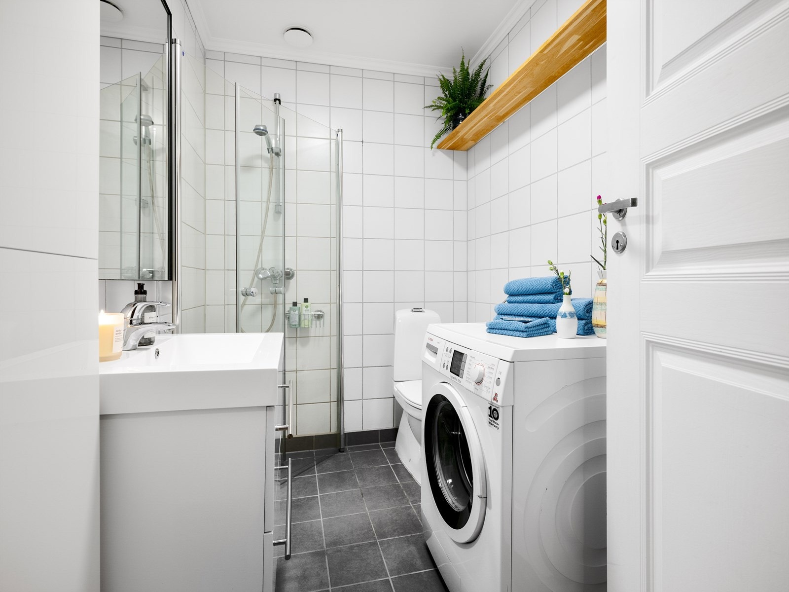 Opplegg for vaskemaskin, og plass til tørketrommel i en vaskesøyle. Galleribilde