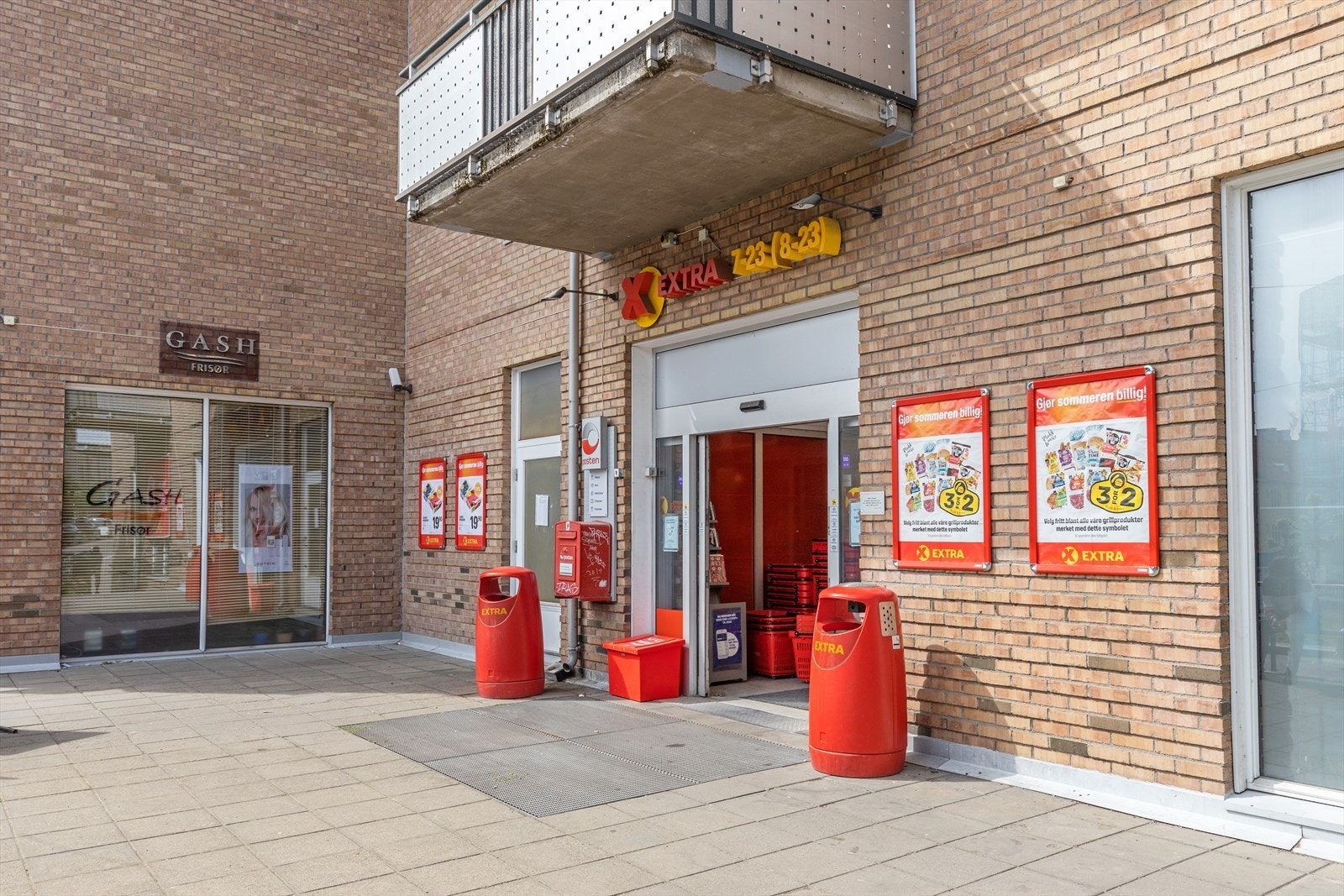 Nærmeste dagligvarebutikk er Coop Extra som er kun 1-2 minutter gange unna boligen. Galleribilde