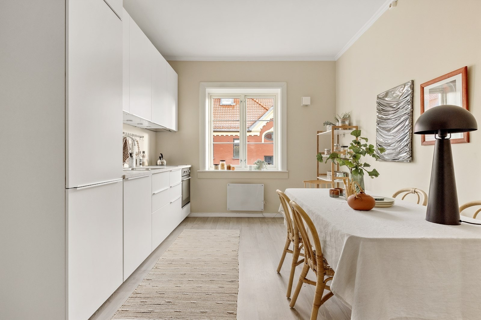Leiligheten ligger i toppetasjen og inneholder entré, bad, soverom, stue og separat kjøkken. Galleribilde