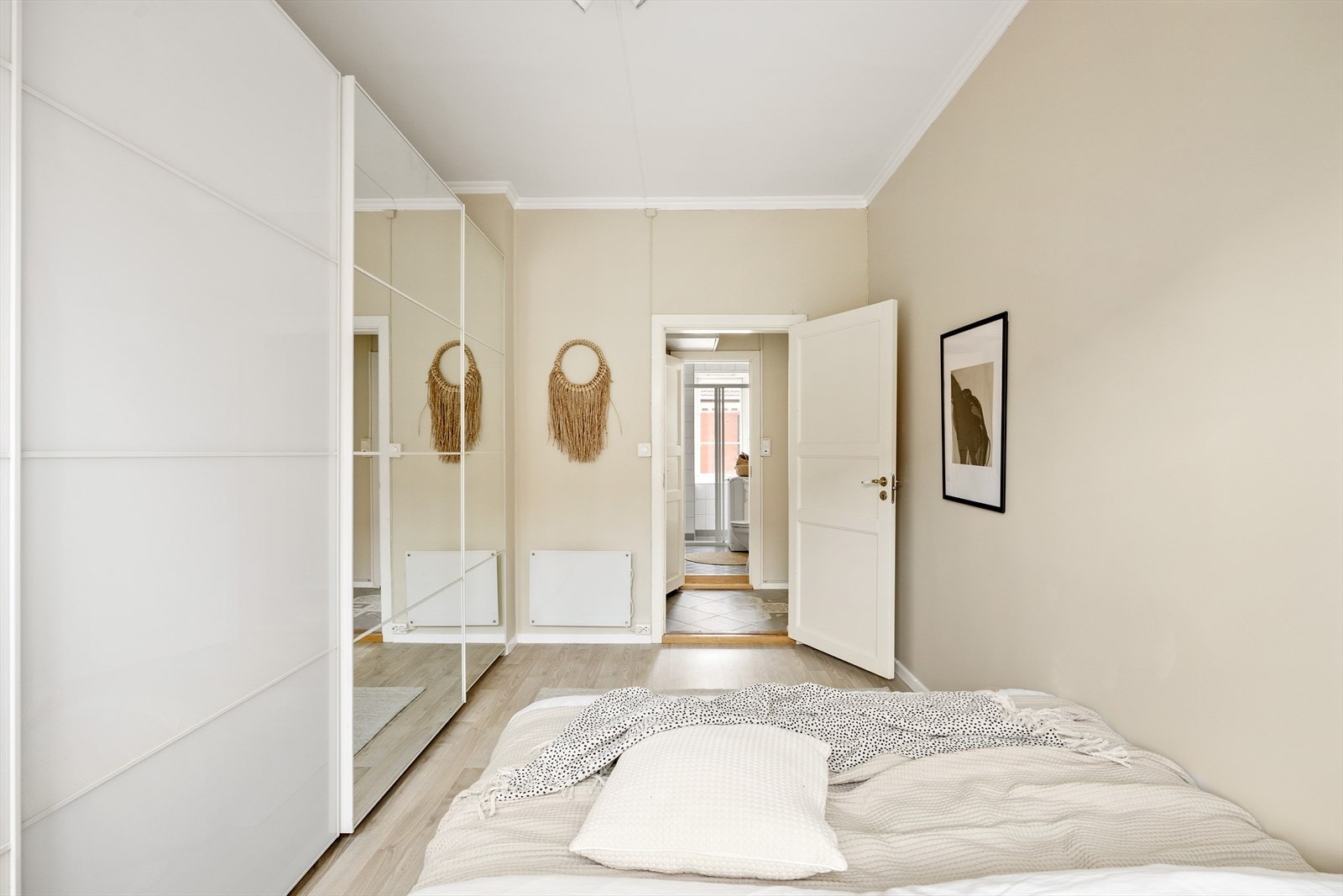 Det er god plass til oppbevaring av klær i medfølgende skyvedørsgarderobe. Galleribilde
