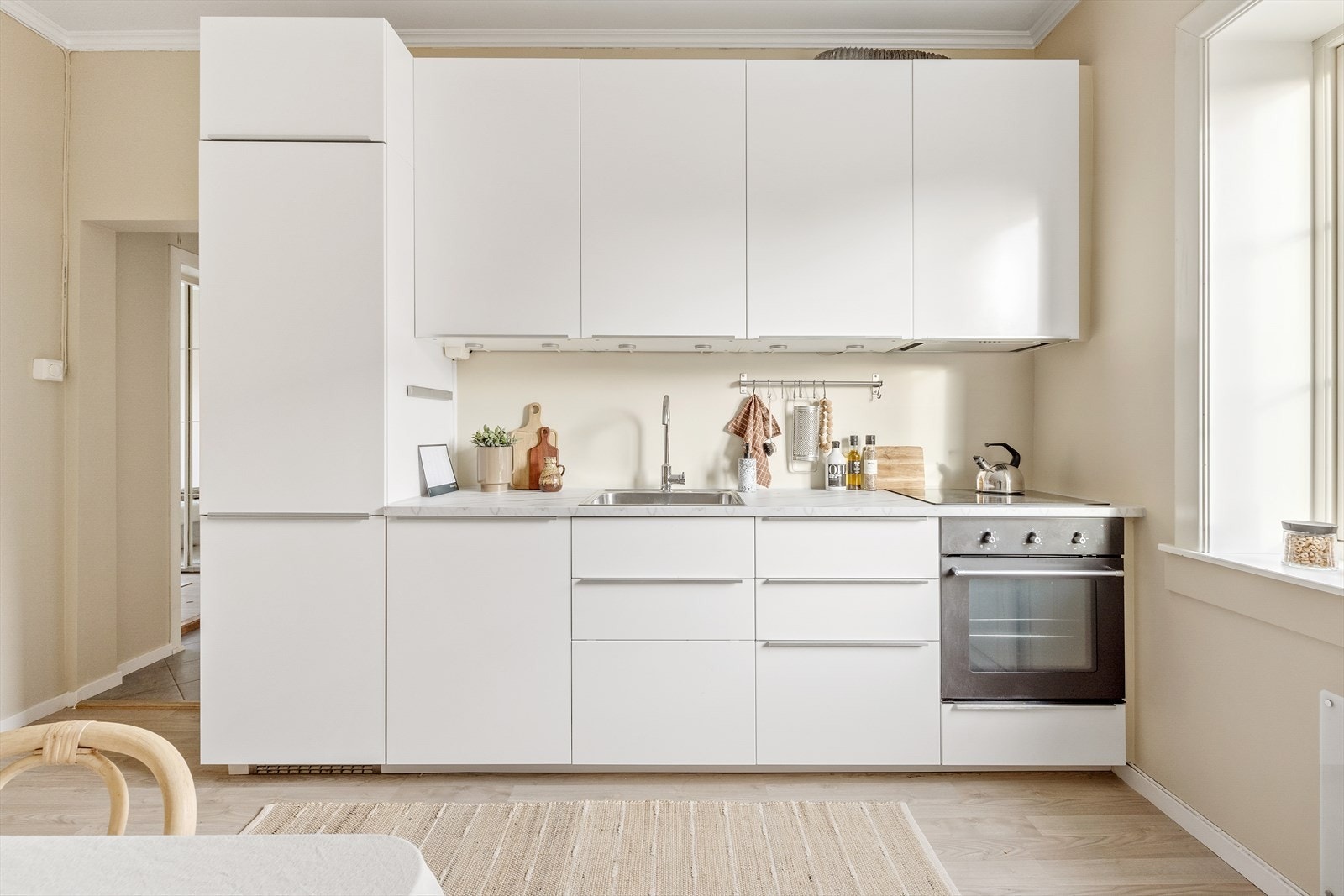 Det er integrerte hvitevarer bestående av koketopp, komfyr, kjøl/frys og oppvaskmaskin. Galleribilde