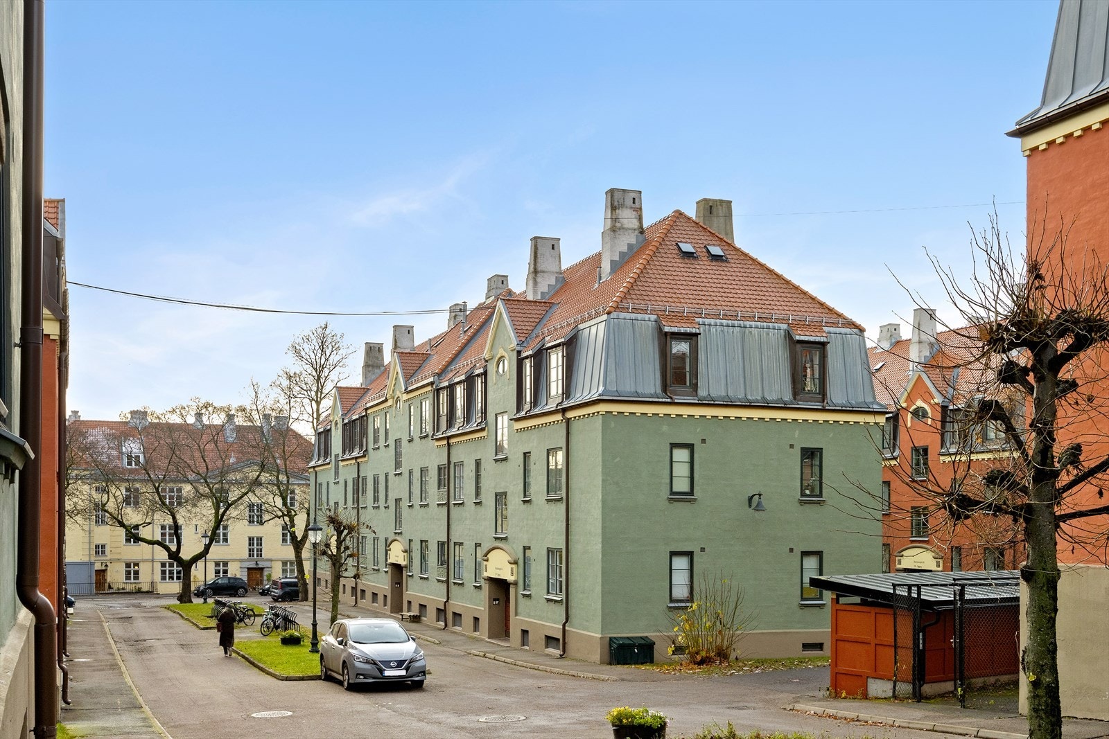 Bygården er omkranset av tidstypiske gårder fra 1920-tallet, og fremstår som en meget hyggelig kvartalsbebyggelse. Galleribilde