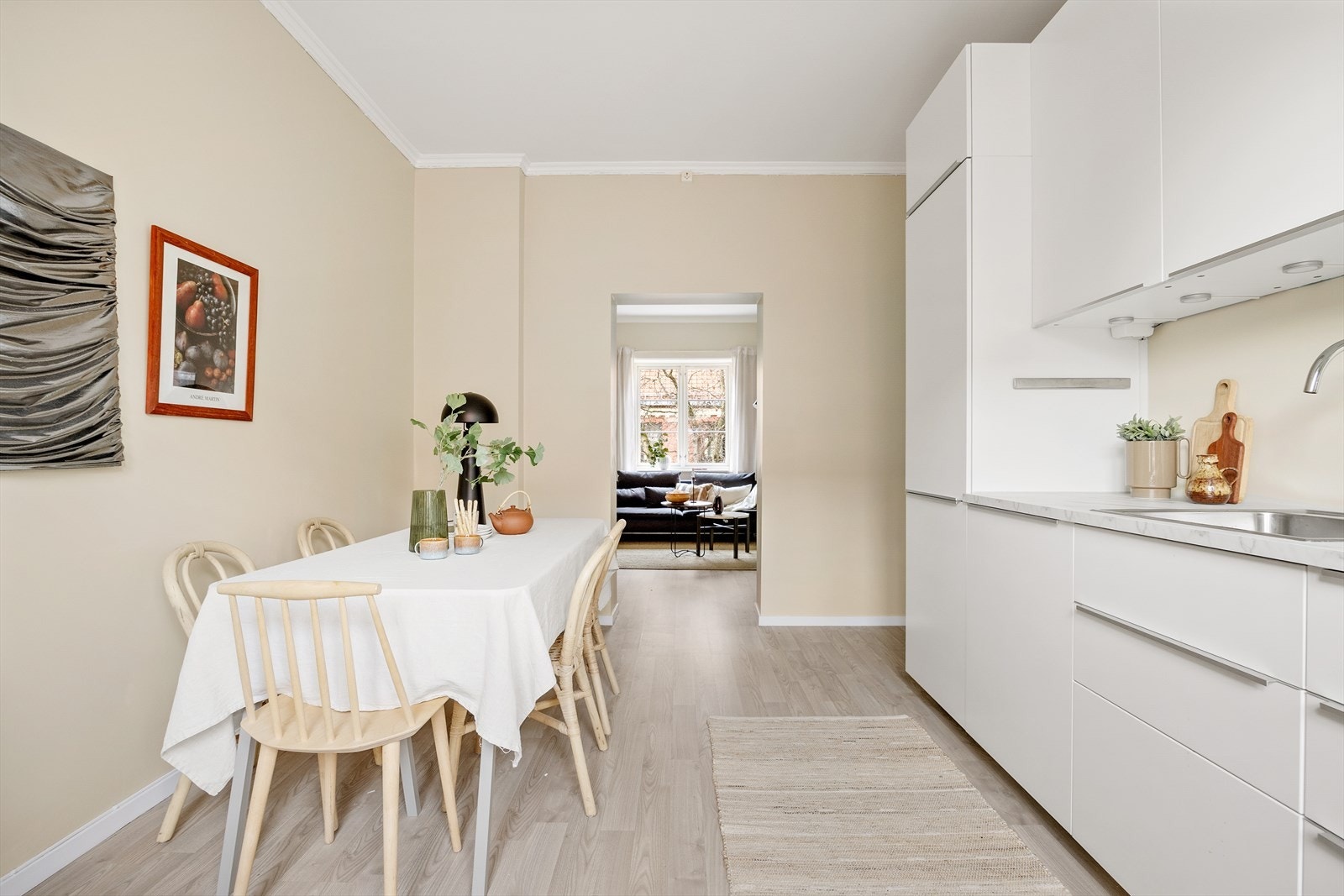 Stilrent kjøkken med god standard, hvor fronter og benkeplate er skiftet i nyere tid. Galleribilde