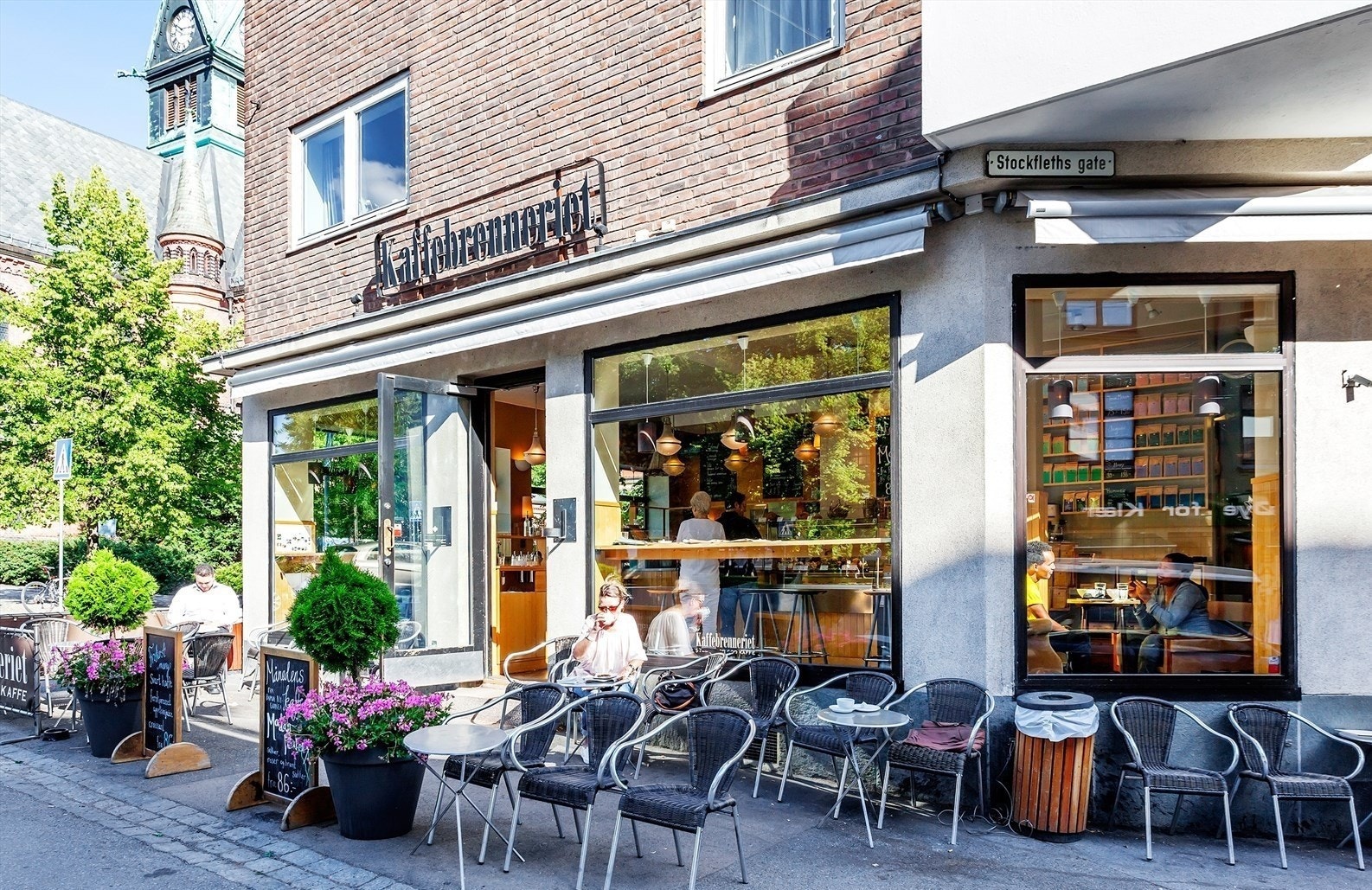 Flere hyggelige cafeer, sushirestauranter, butikker, og andre forretninger er kun få minutter unna boligen. Galleribilde
