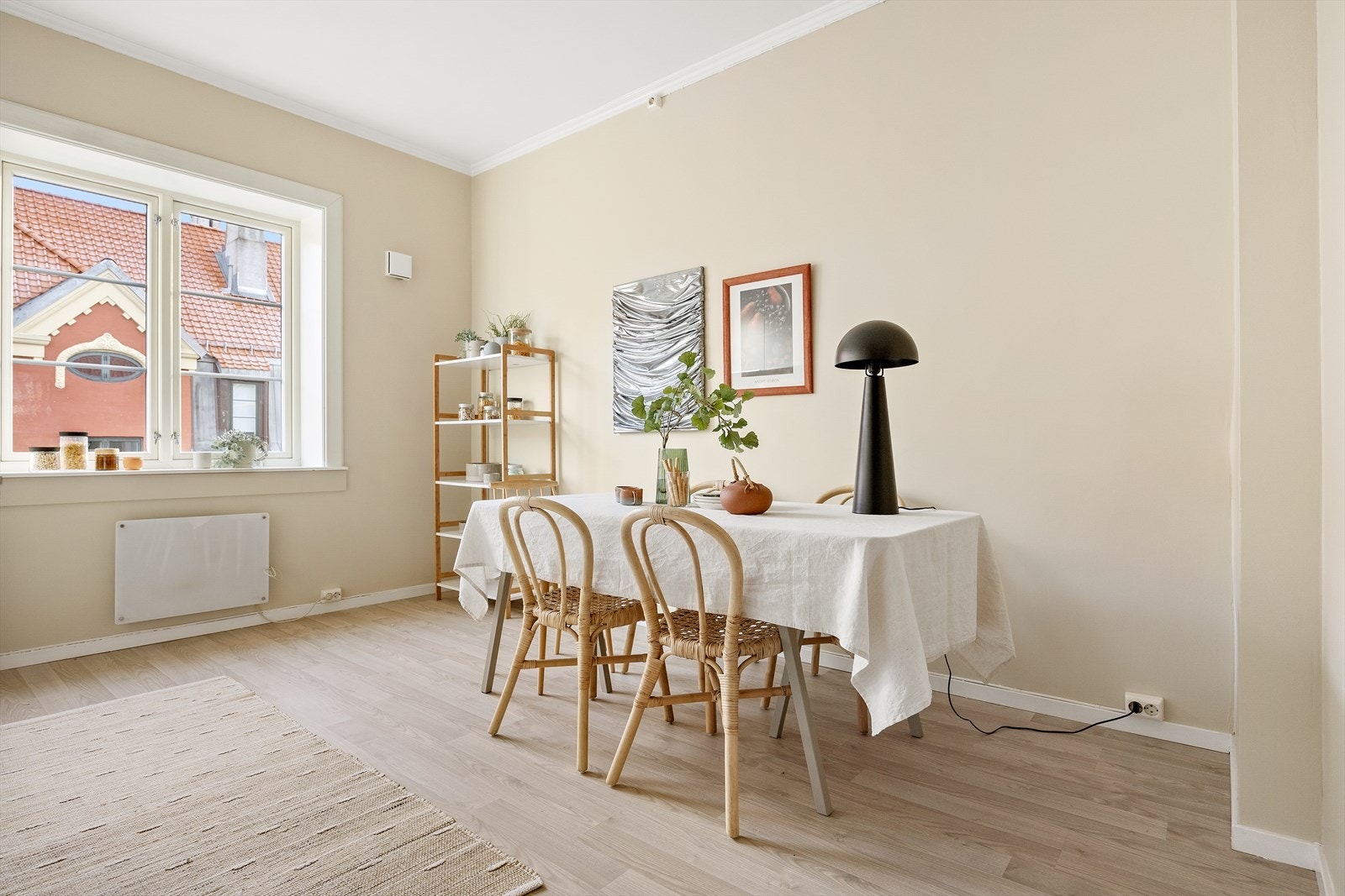 Det er plass til et spisebord, og kjøkkenet byr på rikelig med skap- og benkeplass for oppbevaring og matlaging. Galleribilde