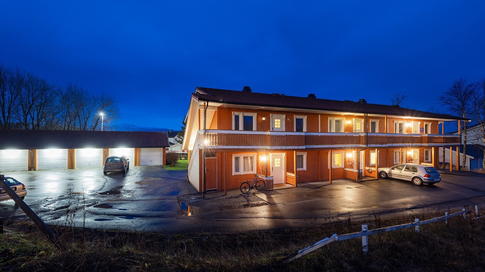 Borettslaget består av 6 enheter. Tomten er opparbeidet med asfaltert parkeringområde, plen, og hekk, og noe annen beplantning. Galleribilde
