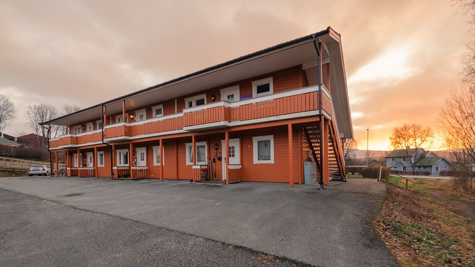 Adkomst til andre etasje via takoverbygd svalegang med betongstøpt dekke, og utvendig takoverbygd trapp på begge sider av svalegangen Galleribilde