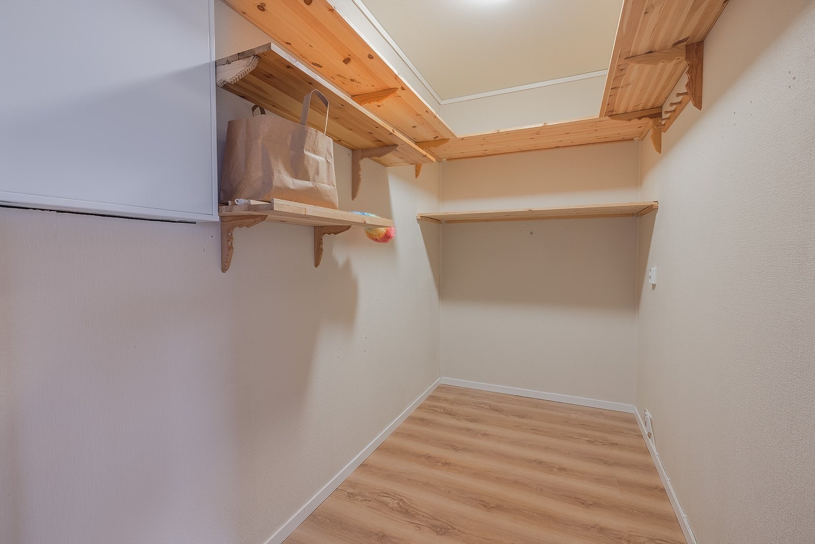 Sikringsskap i boden med 10 stk automatkurser. Leiligheten har balansert ventilasjonsanlegg med gjenvinning. Ventilasjonsaggregatet er på
kaldloftet. Avtrekk fra badet og kjøkken, og tilluft til stuen og soverommene. Galleribilde