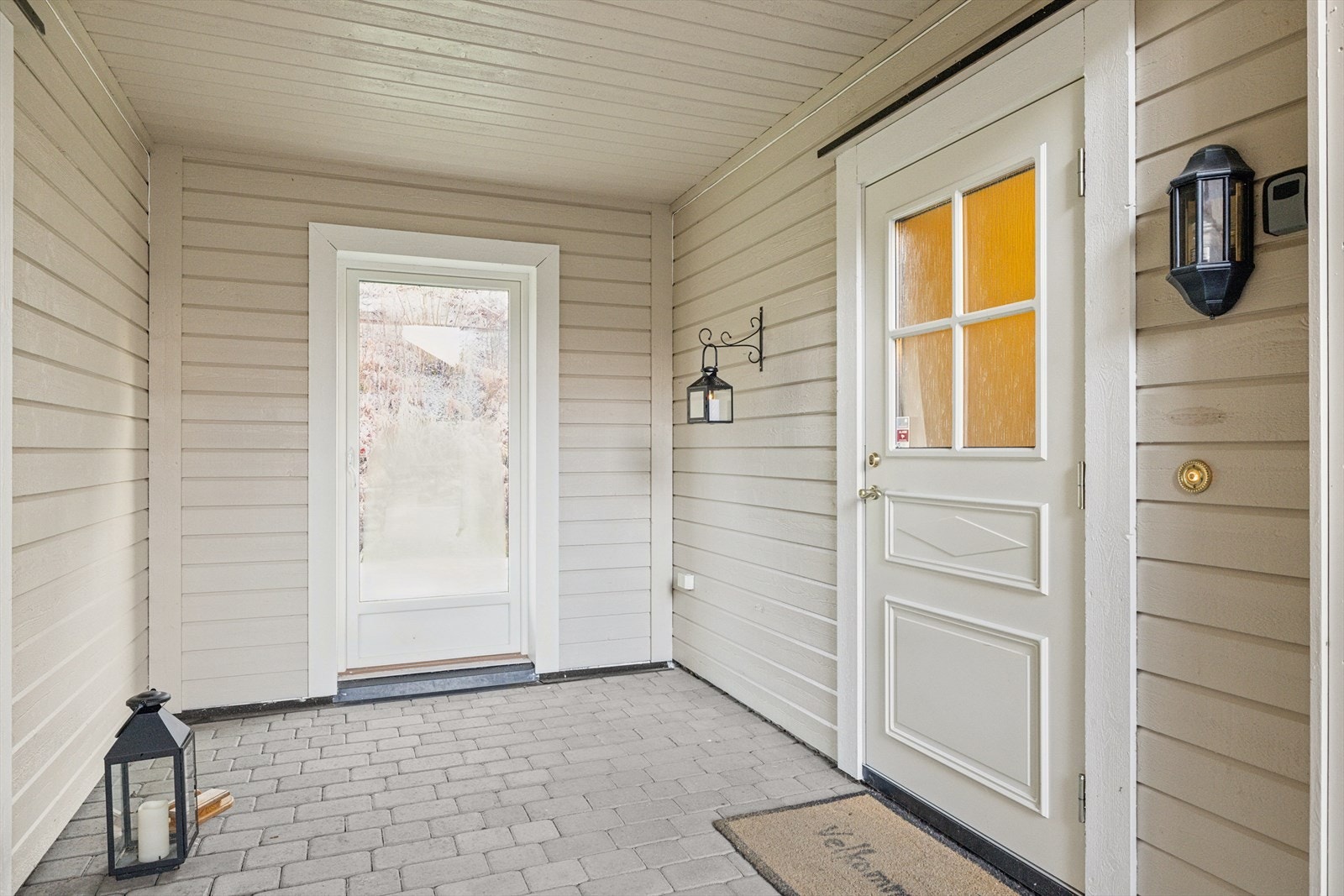 Hyggelig overbygget inngangsparti. Galleribilde