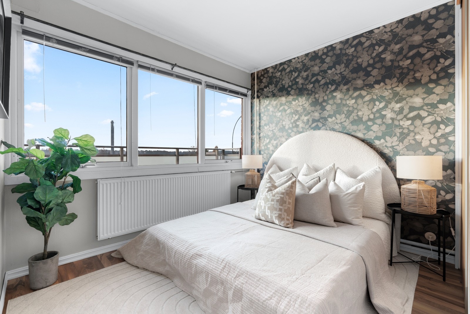Soverommet får rikelig med naturlig lys, og har god plass til dobbeltseng og nattbord. Galleribilde