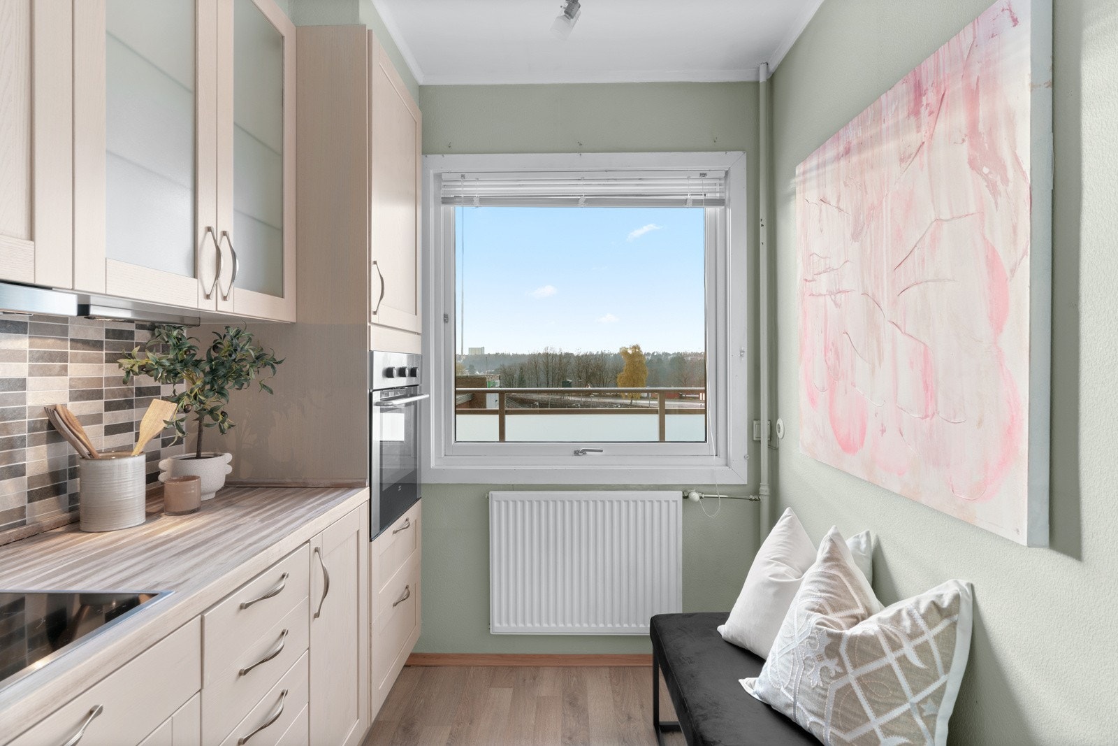 Selve kjøkkenet er oppført i en funksjonell L-form med god arbeidsflyt og skapplass. Om ønskelig er det rom for en hyggelig, liten spiseplass. Galleribilde