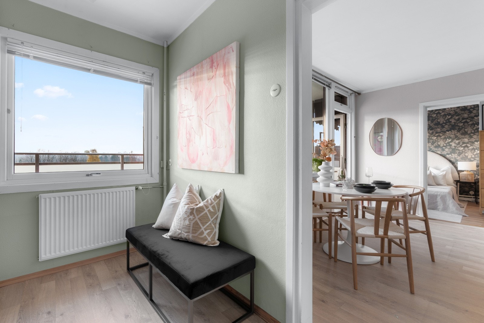 Fra kjøkkenet tar vi turen videre inn på soverommet. Galleribilde