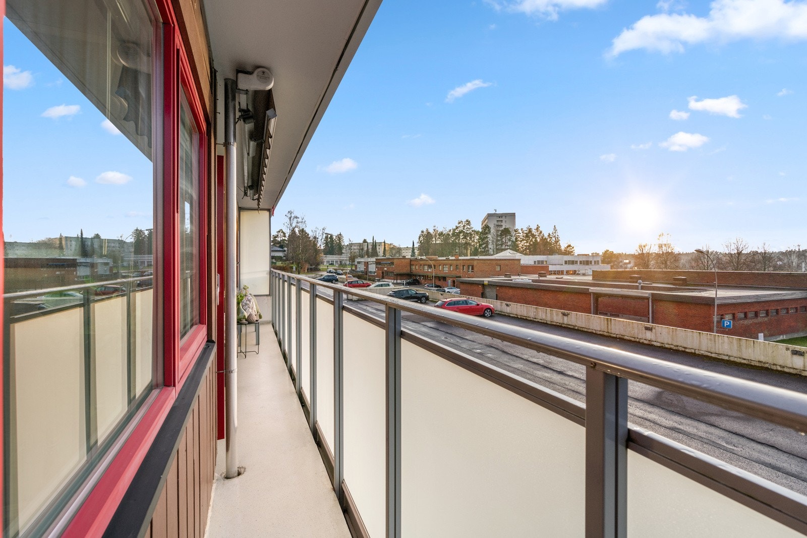 Fra leiligheten er det utgang til en sydvestvendt balkong på ca. 9 kvm. Galleribilde