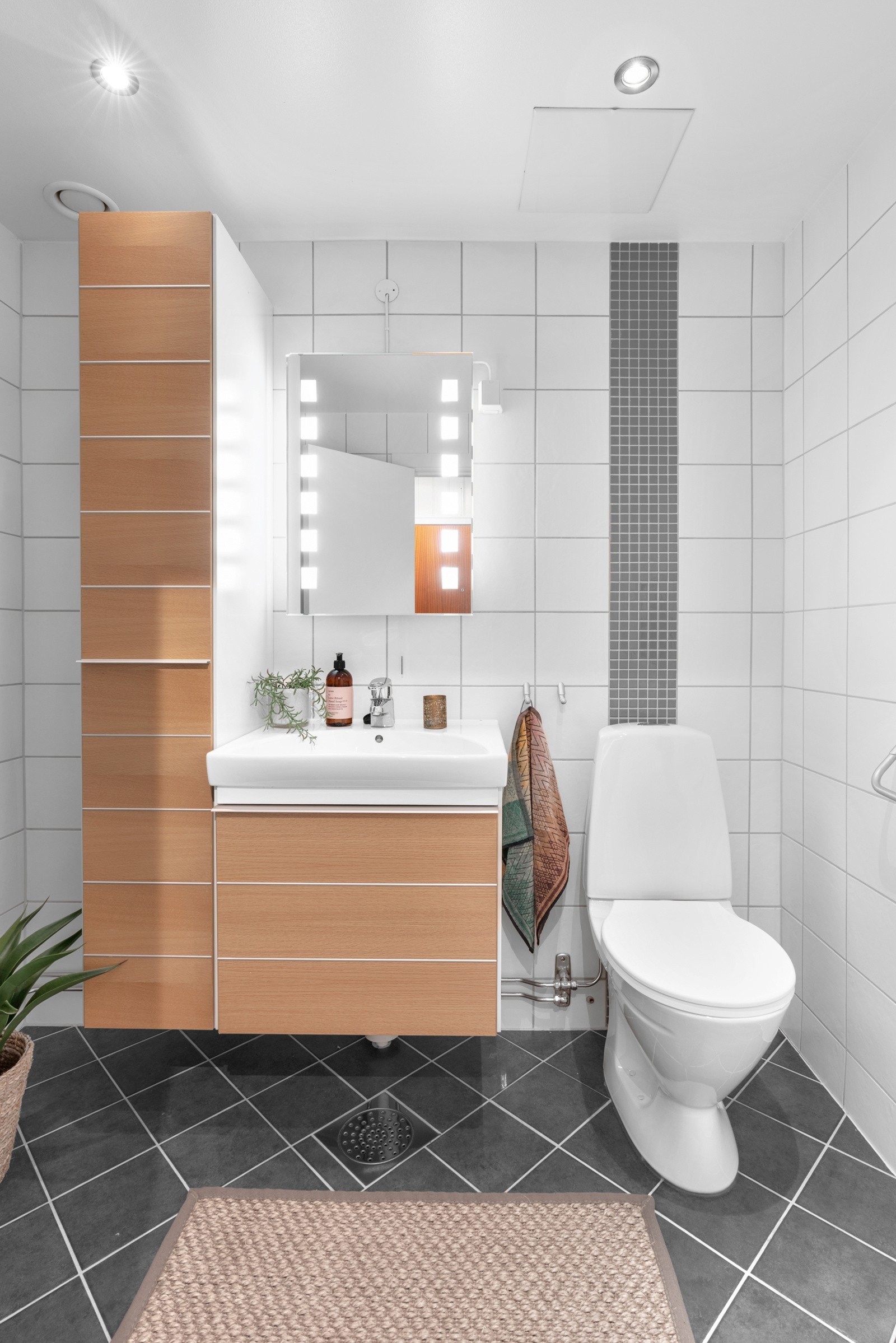 Badet ble pusset opp i regi av borettslaget i 2007, og har et stilrent uttrykk med grå gulvfliser og hvite fliser på veggene. Galleribilde