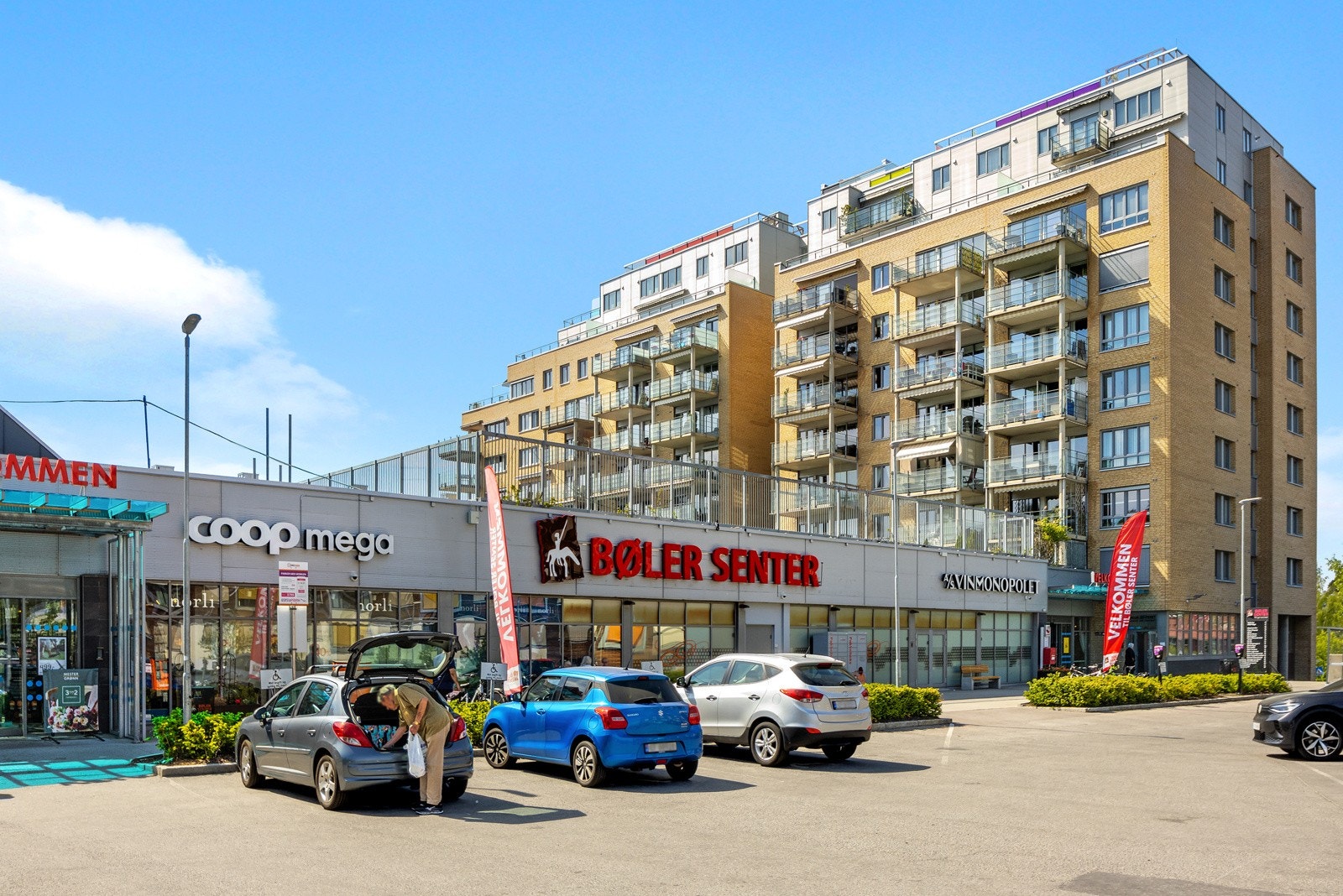 Ønsker du ytterligere servicetilbud ligger boligen med kort avstand til Bøler senter som er et hyggelig nærsenter med bla. Coop Mega og Vinmonopolet m.m. Galleribilde