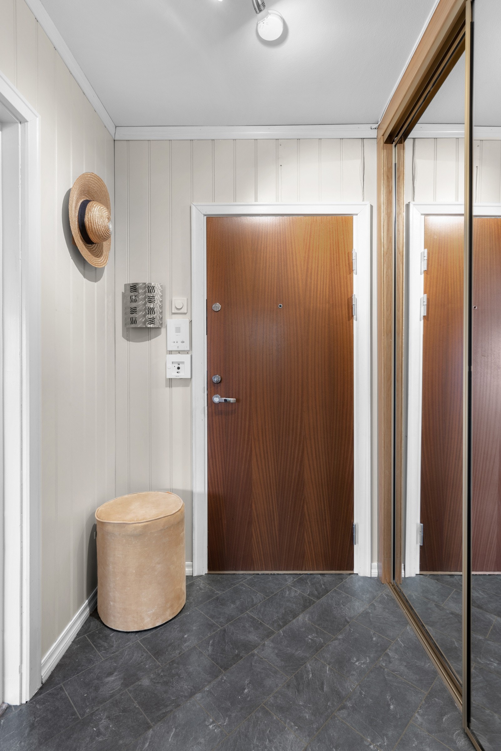 Entreen er innredet med et dørcallinganlegg, og yttertøyet ryddes enkelt bort i en stor og plassbygget skyvedørsgarderobe med speilfronter. Galleribilde