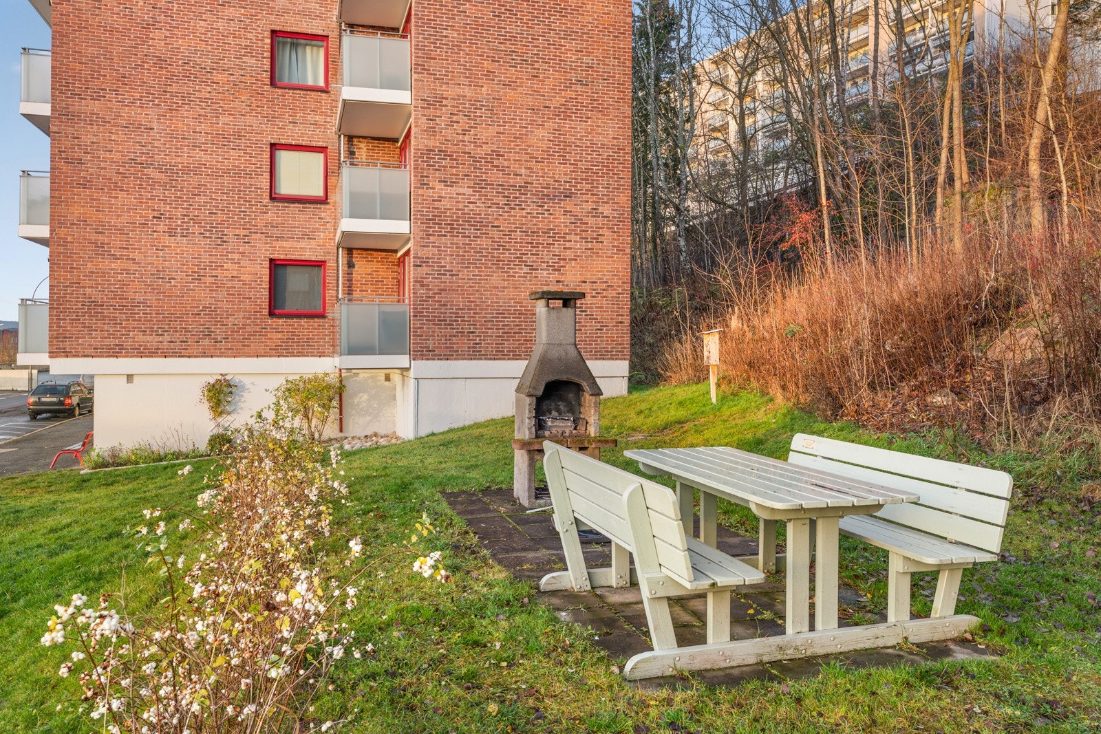Borettslaget har et hyggelig fellesområde, opparbeidet med utegrill, grøntarealer, sittegrupper og asfalterte internveier. Galleribilde