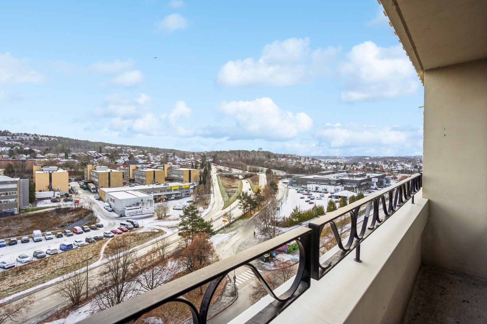 Fra stuen er det utgang til sydøstvendt innglasset balkong på 7 m² Galleribilde