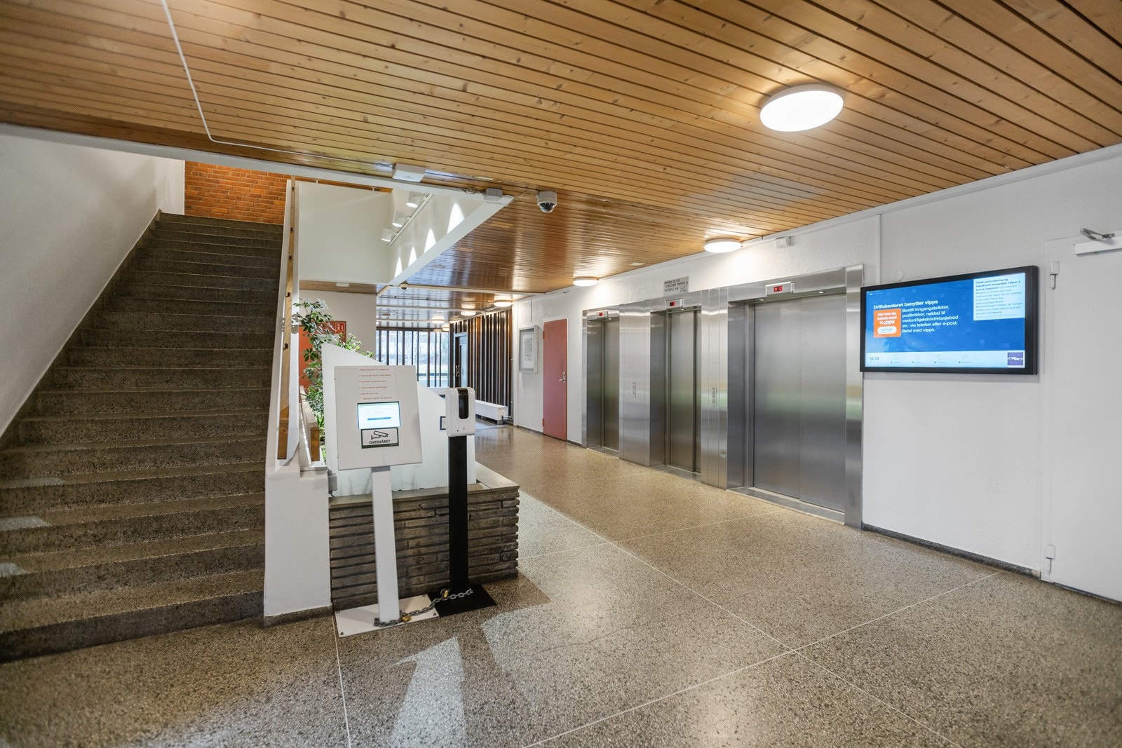 Inngangsparti med 3 personheiser Galleribilde