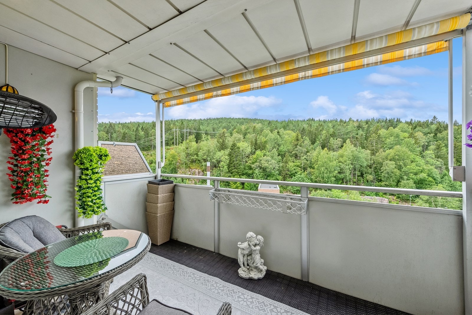 Romslig balkong med nydelig utsikt Galleribilde