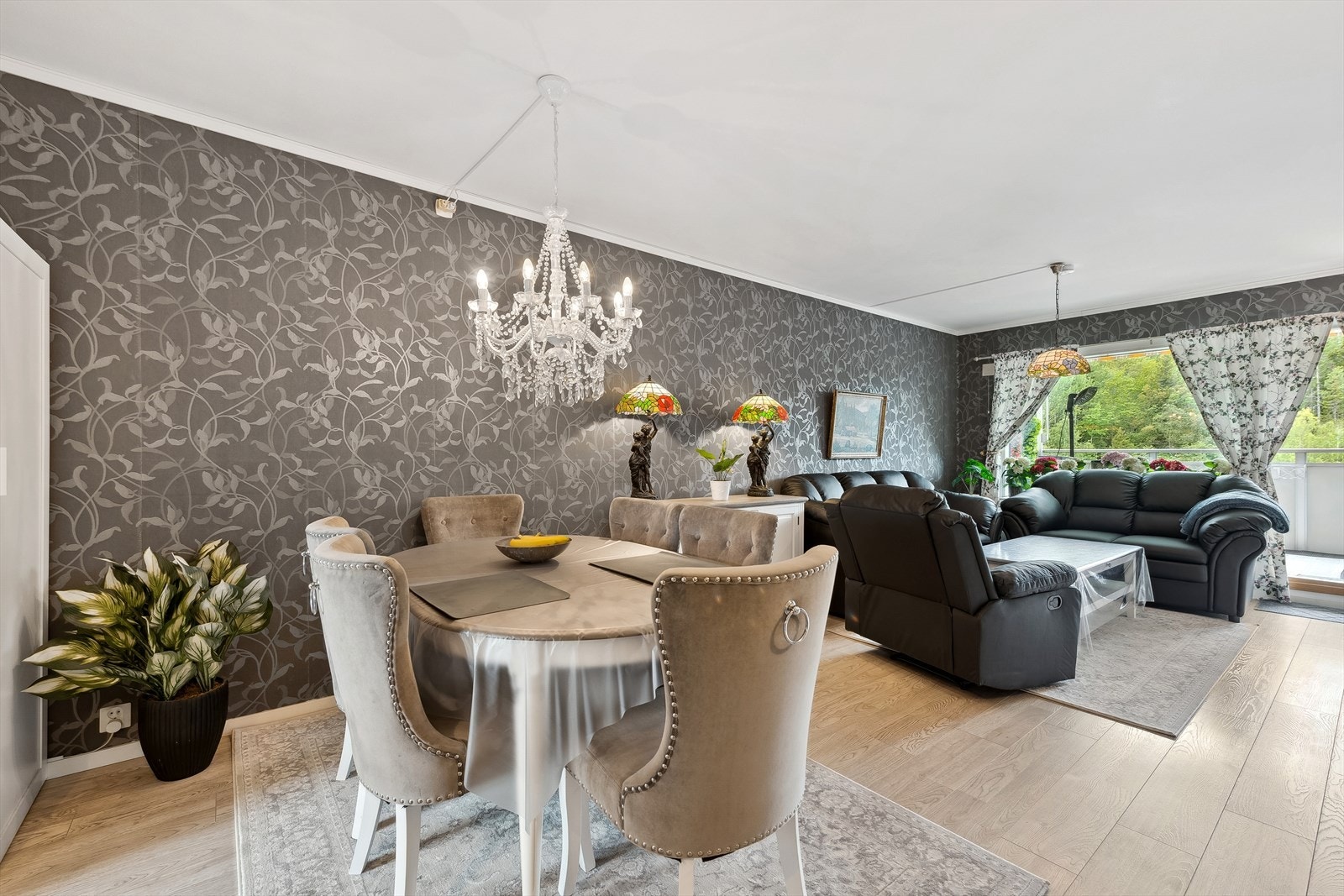 Plass til spisebord og sofaseksjon Galleribilde