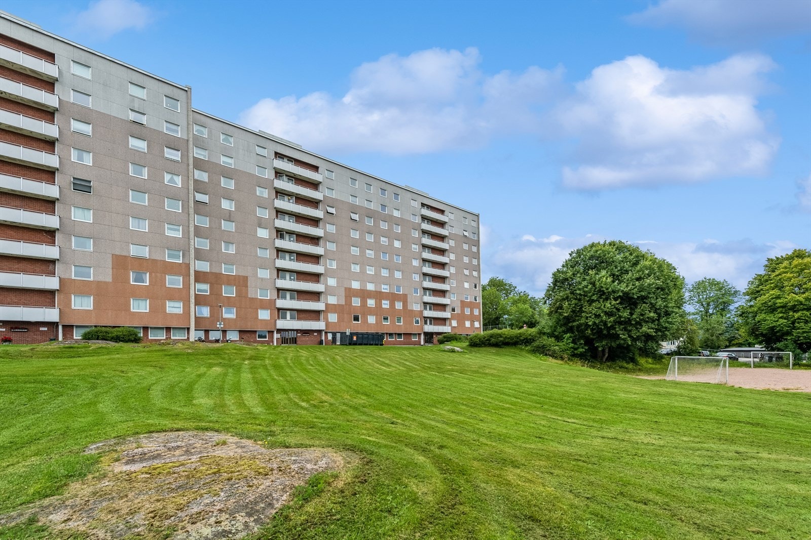 Fasade med tilgang til fotballbane Galleribilde