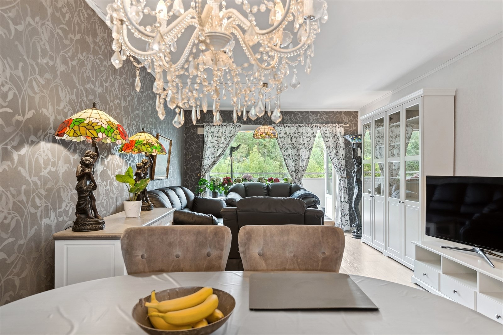 Stor lys stue med utgang til balkong Galleribilde