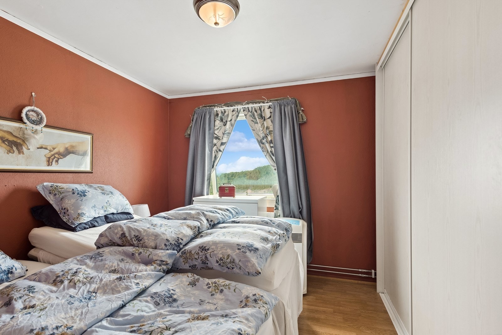 Soverom med stor skyvedørsgarderobe Galleribilde