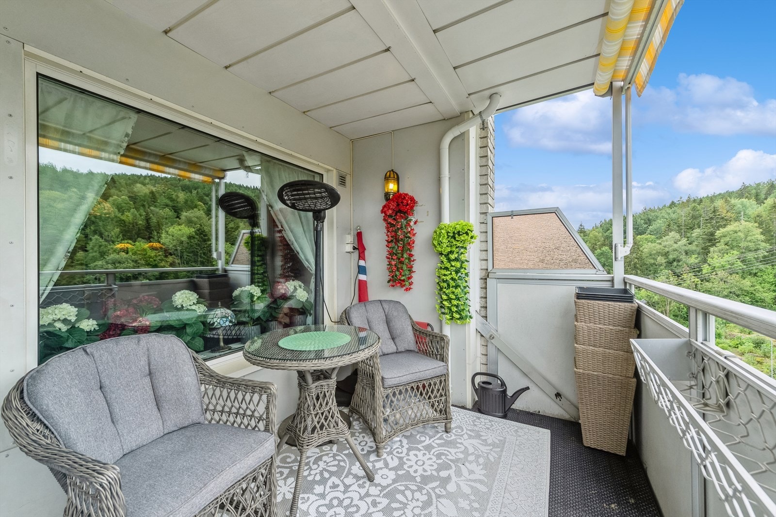 Romslig balkong med god plass for utemøbler. Galleribilde